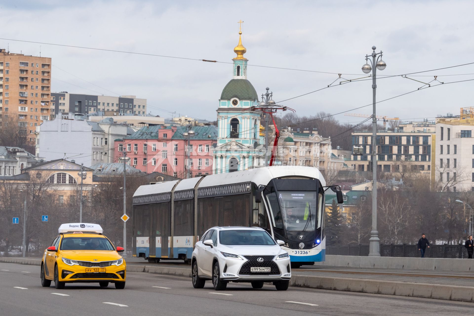 Москва.  Трамвай на Большом Устьинском мосту.