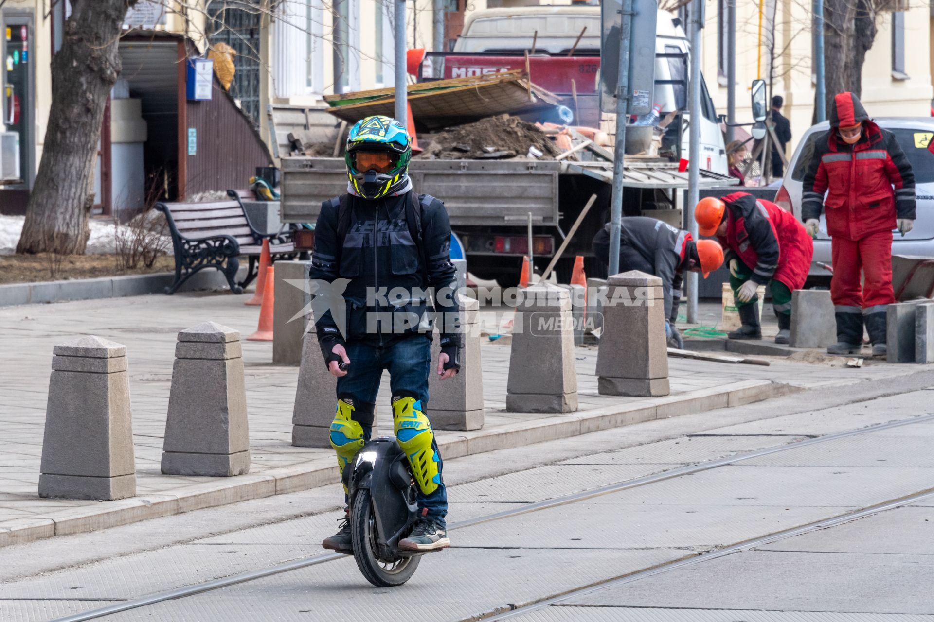 Москва.  Мужчина на моноколесе.