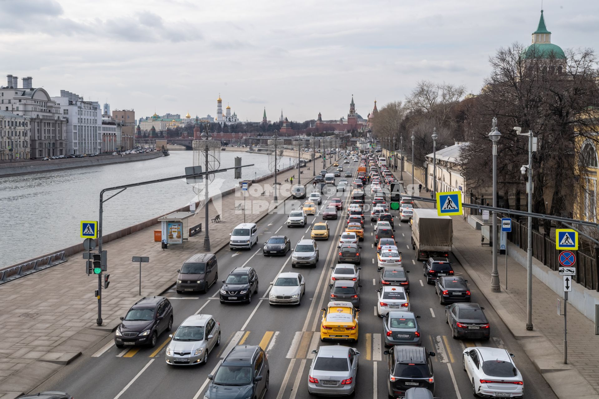 Москва.  Автомобильное движение на Москворецкой набережной.