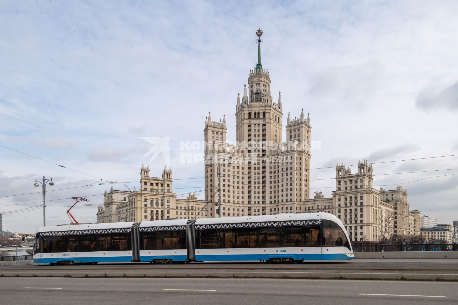 Москва.  Трамвай на Большом Устьинском мосту.