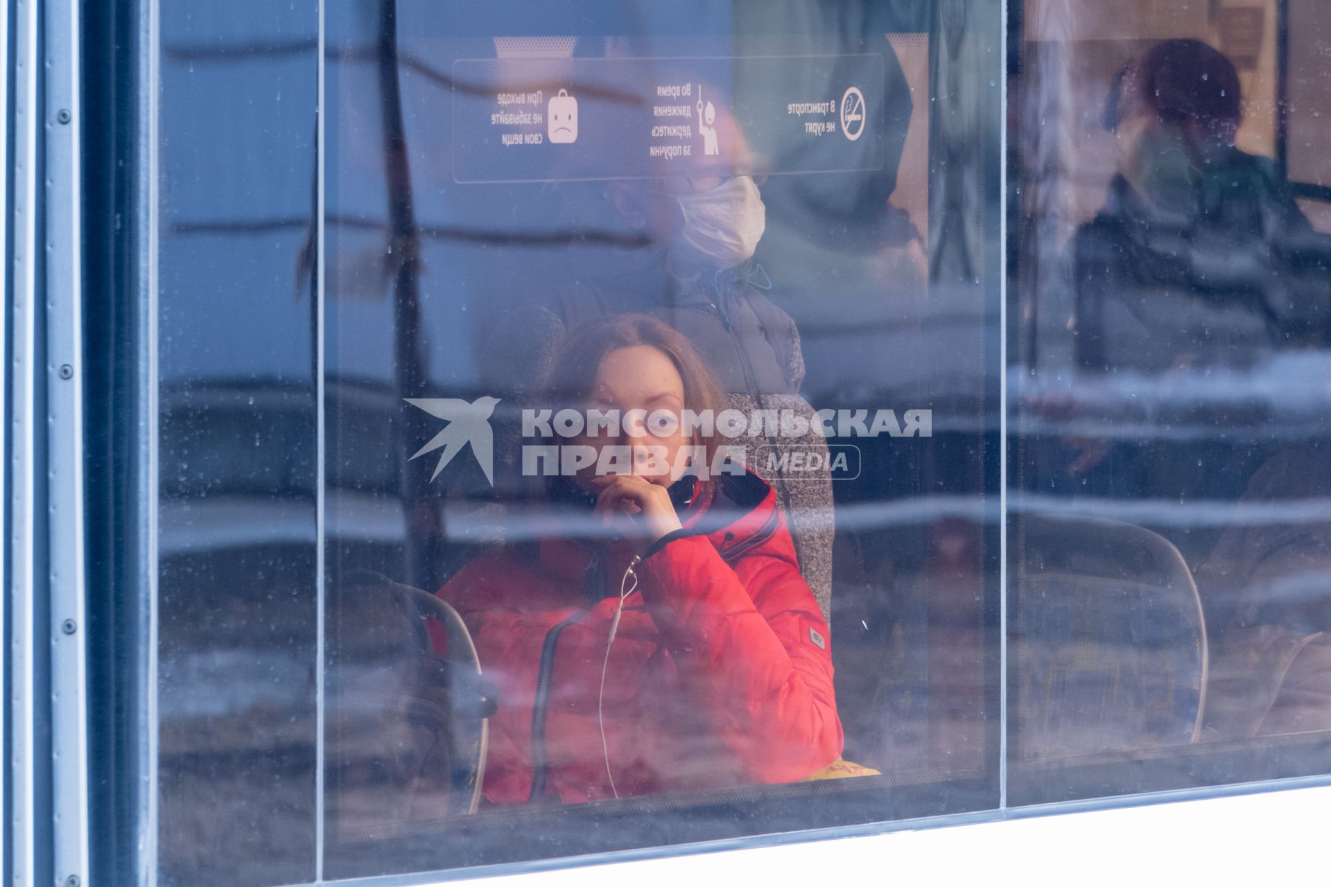 Москва.  Девушка в окне трамвая.