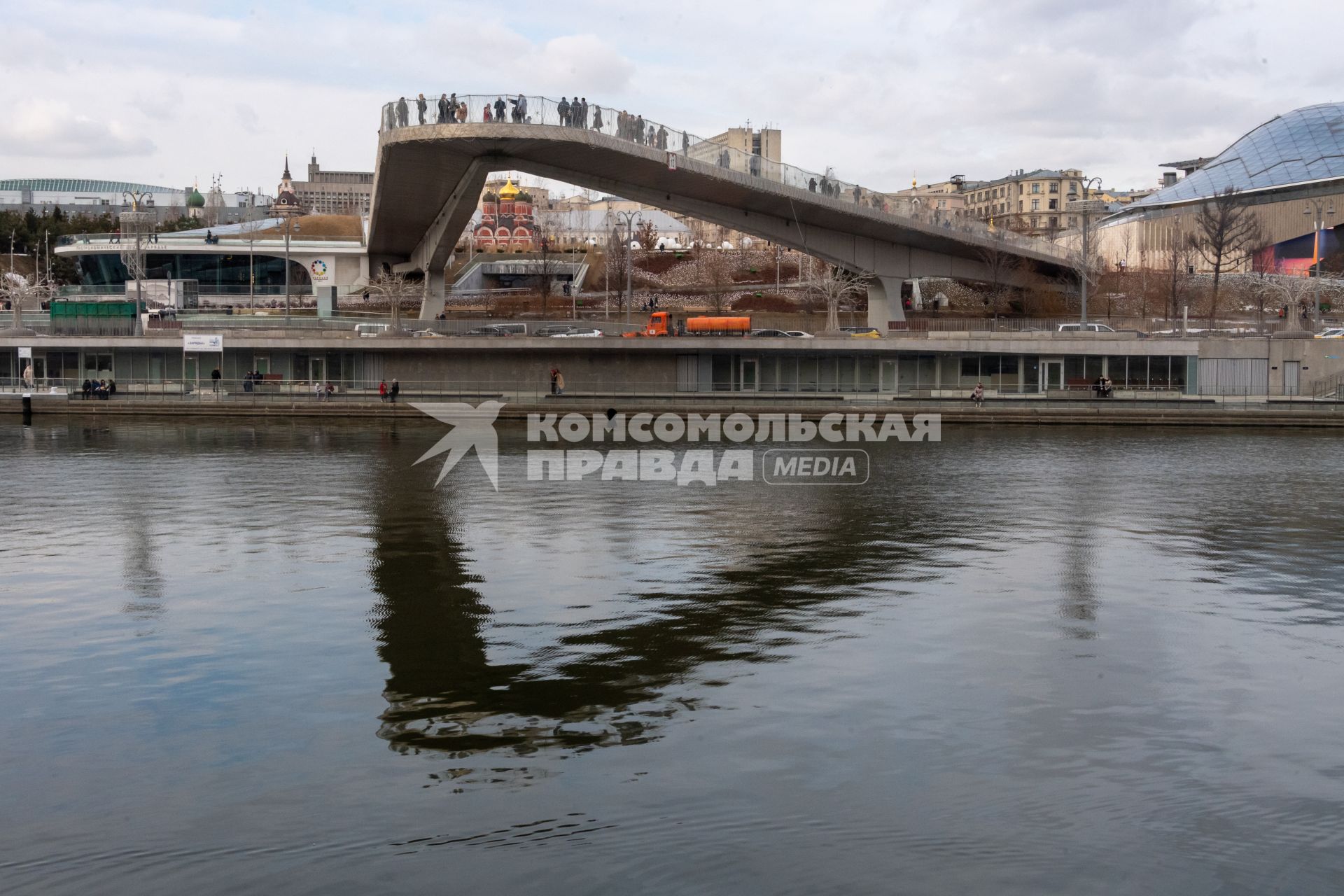 Москва.  Вид на Парящий мост и Знаменский собор парка Зарядья.