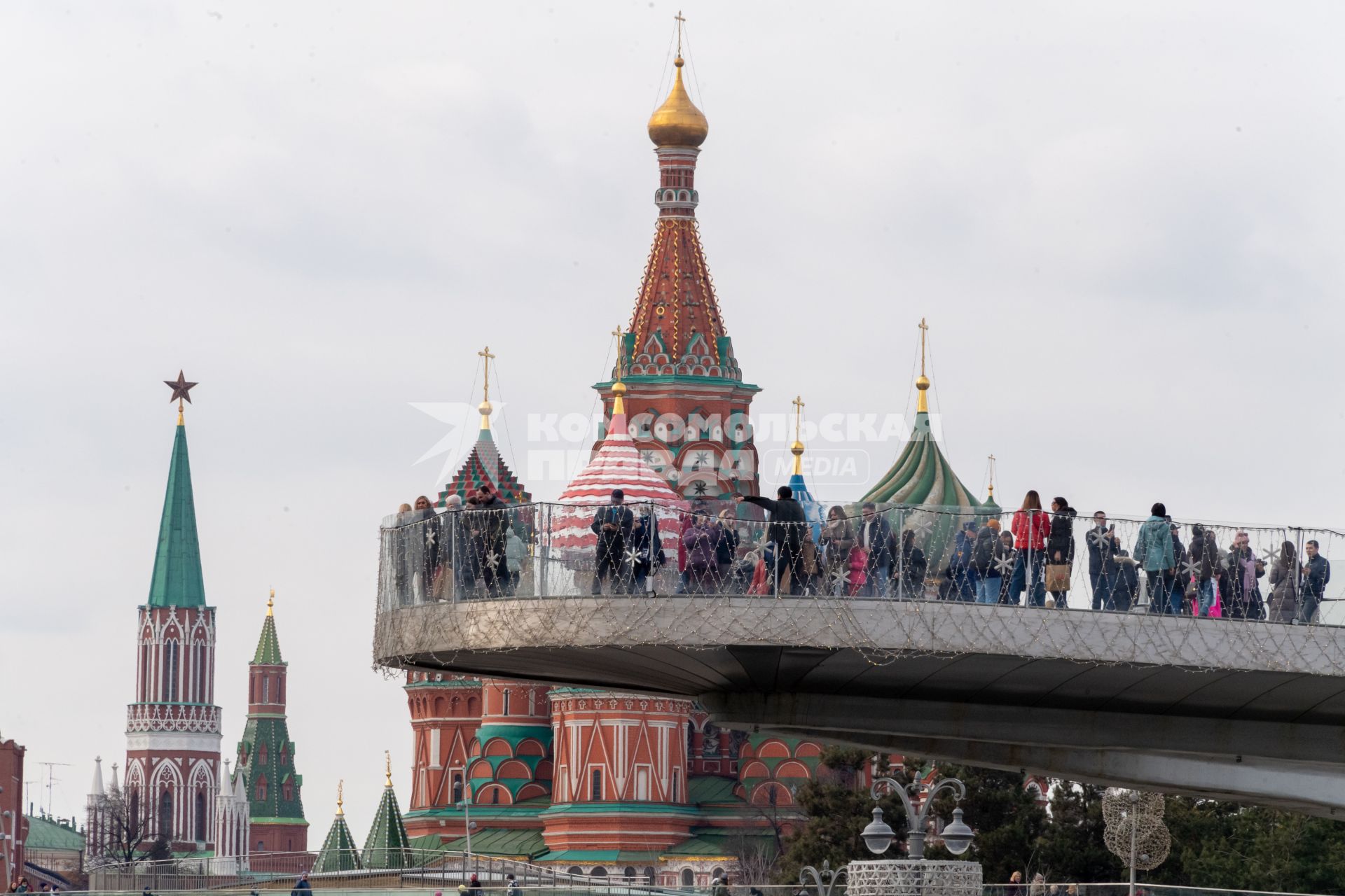 Москва.  Вид на Парящий мост парка Зарядье.