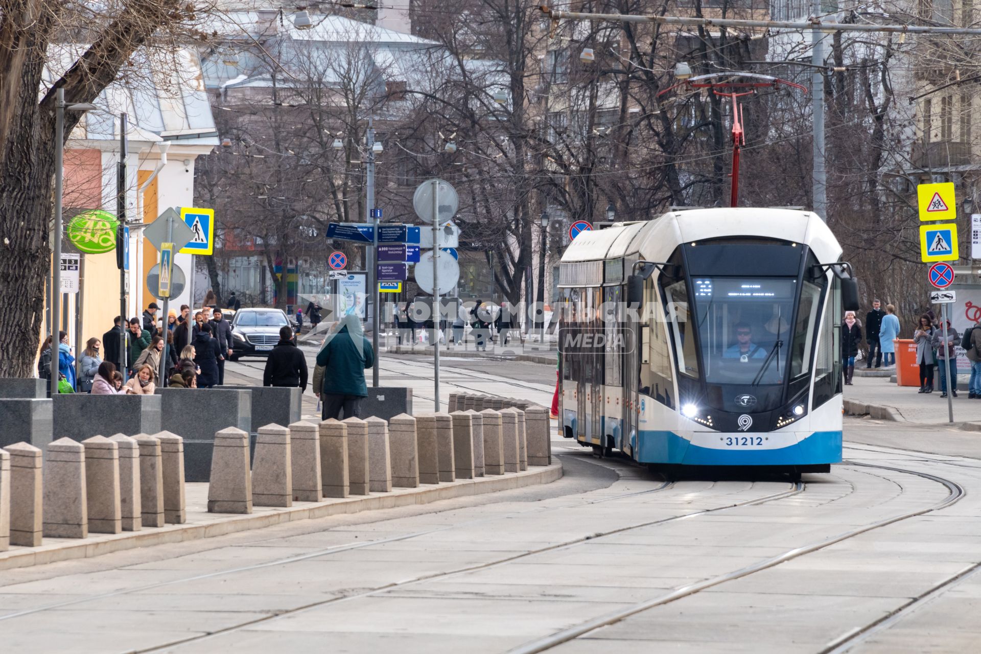 Москва.  Трамвай у метро Новокузнецкая.
