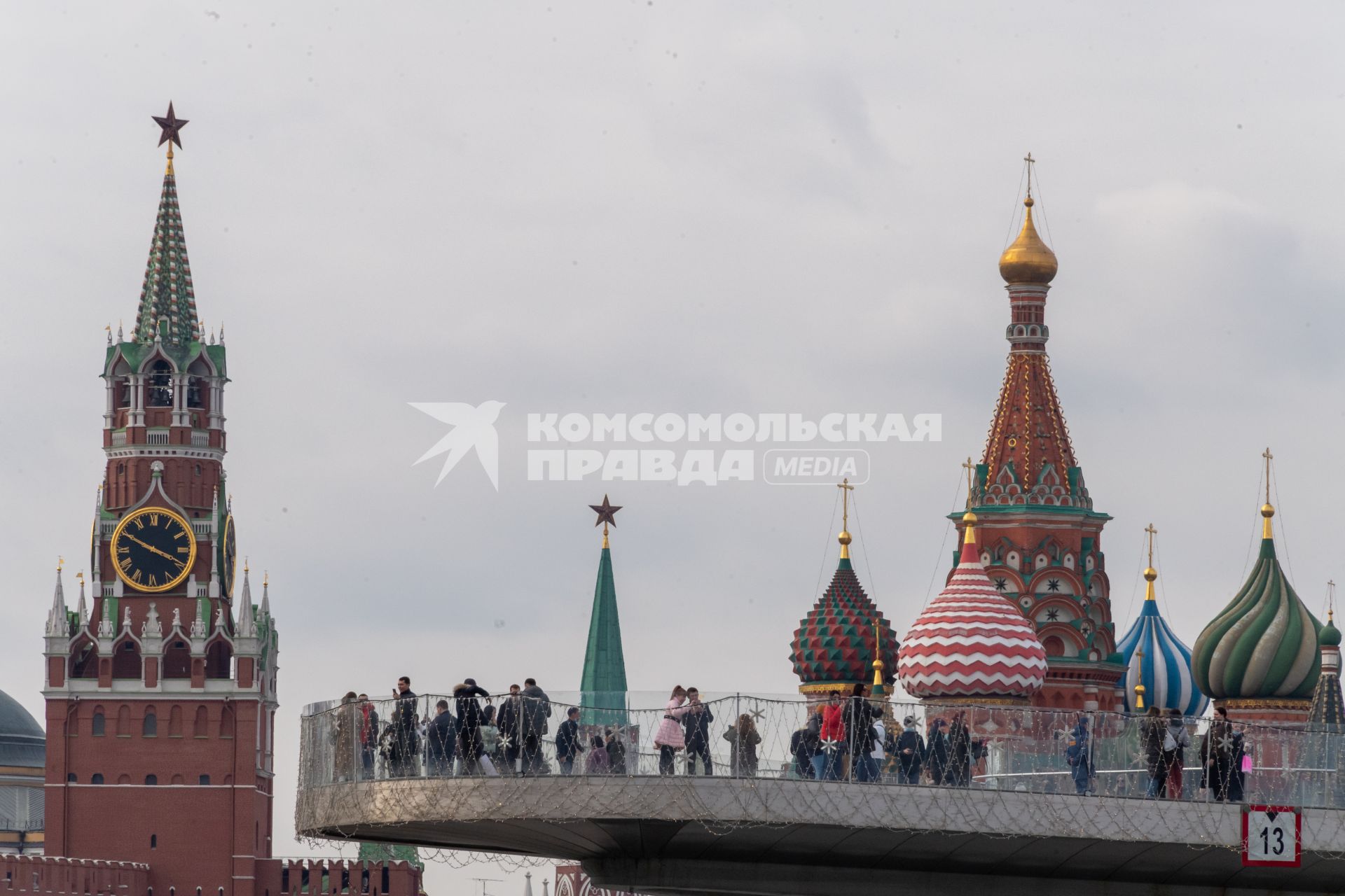 Москва.  Вид на Парящий мост парка Зарядье.