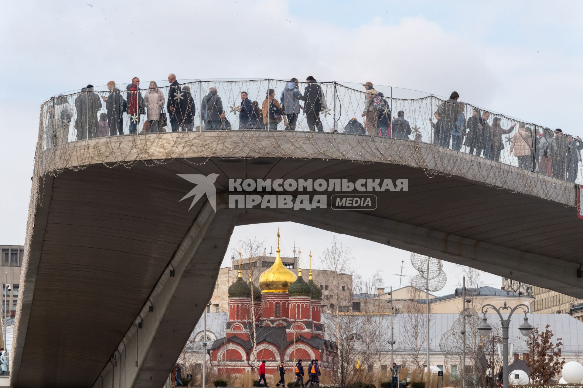 Москва.  Вид на Парящий мост и Знаменский собор парка Зарядья.