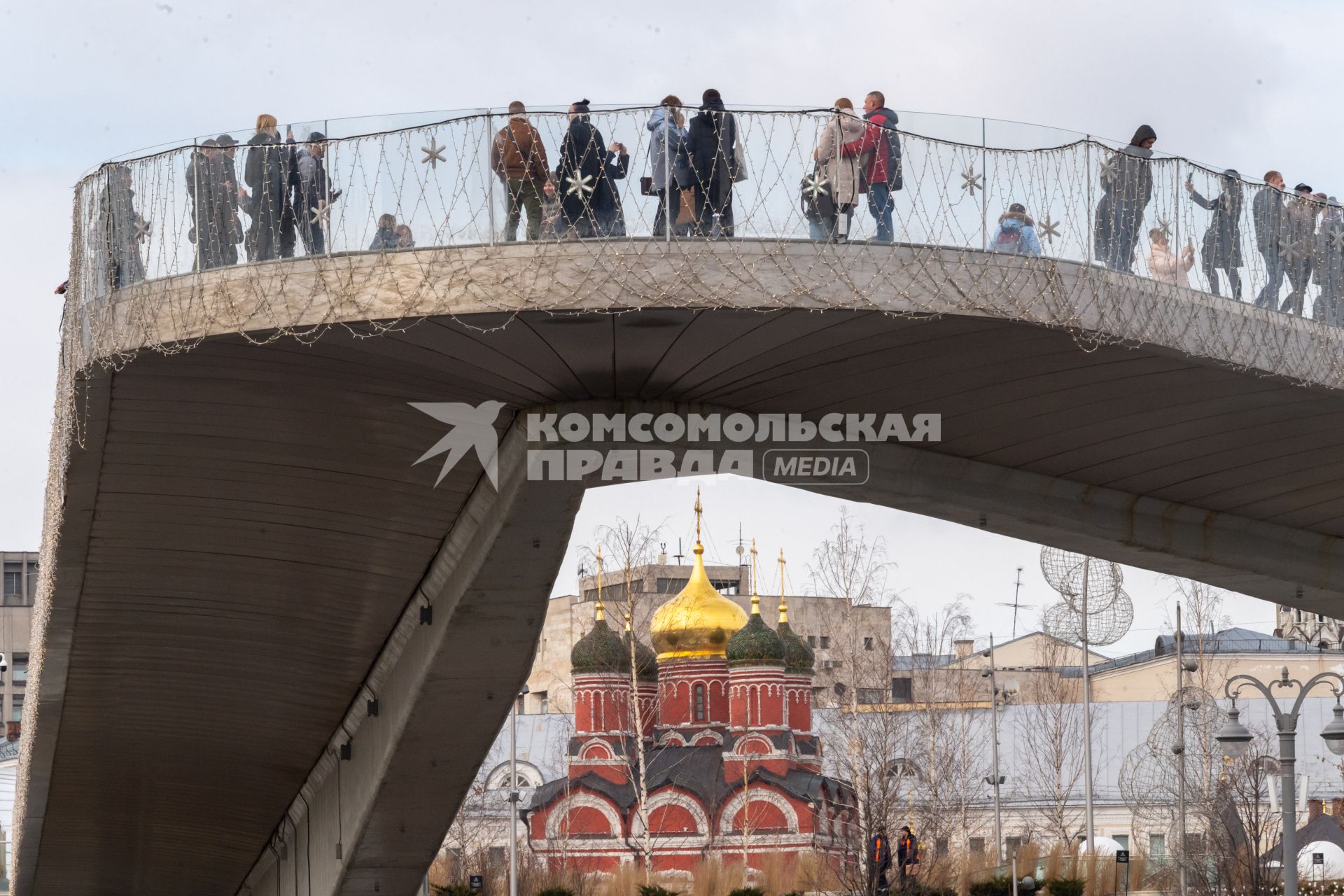 Москва. Вид на Парящий мост и Знаменский собор парка Зарядья.