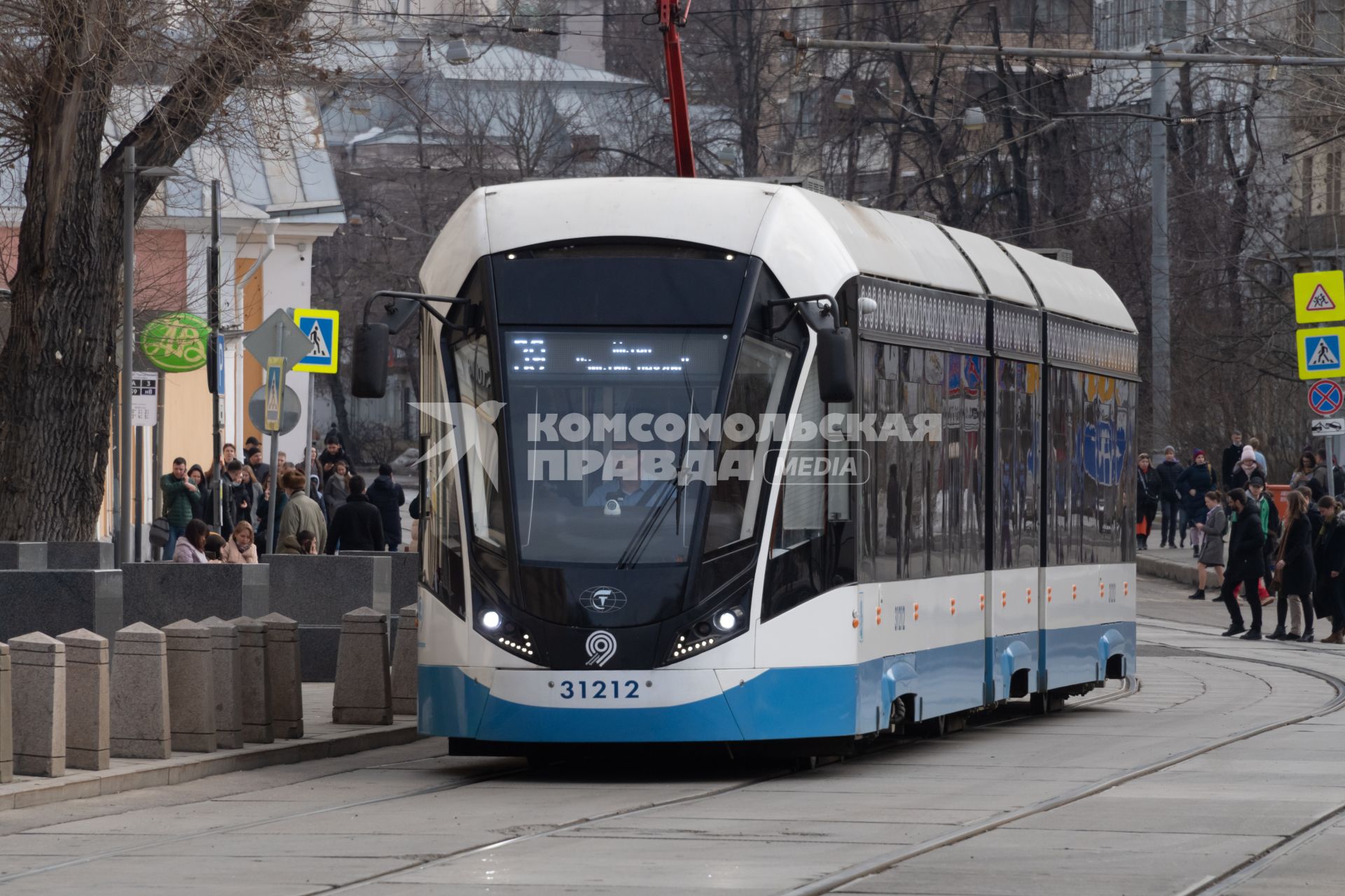 Москва.  Трамвай у метро Новокузнецкая.