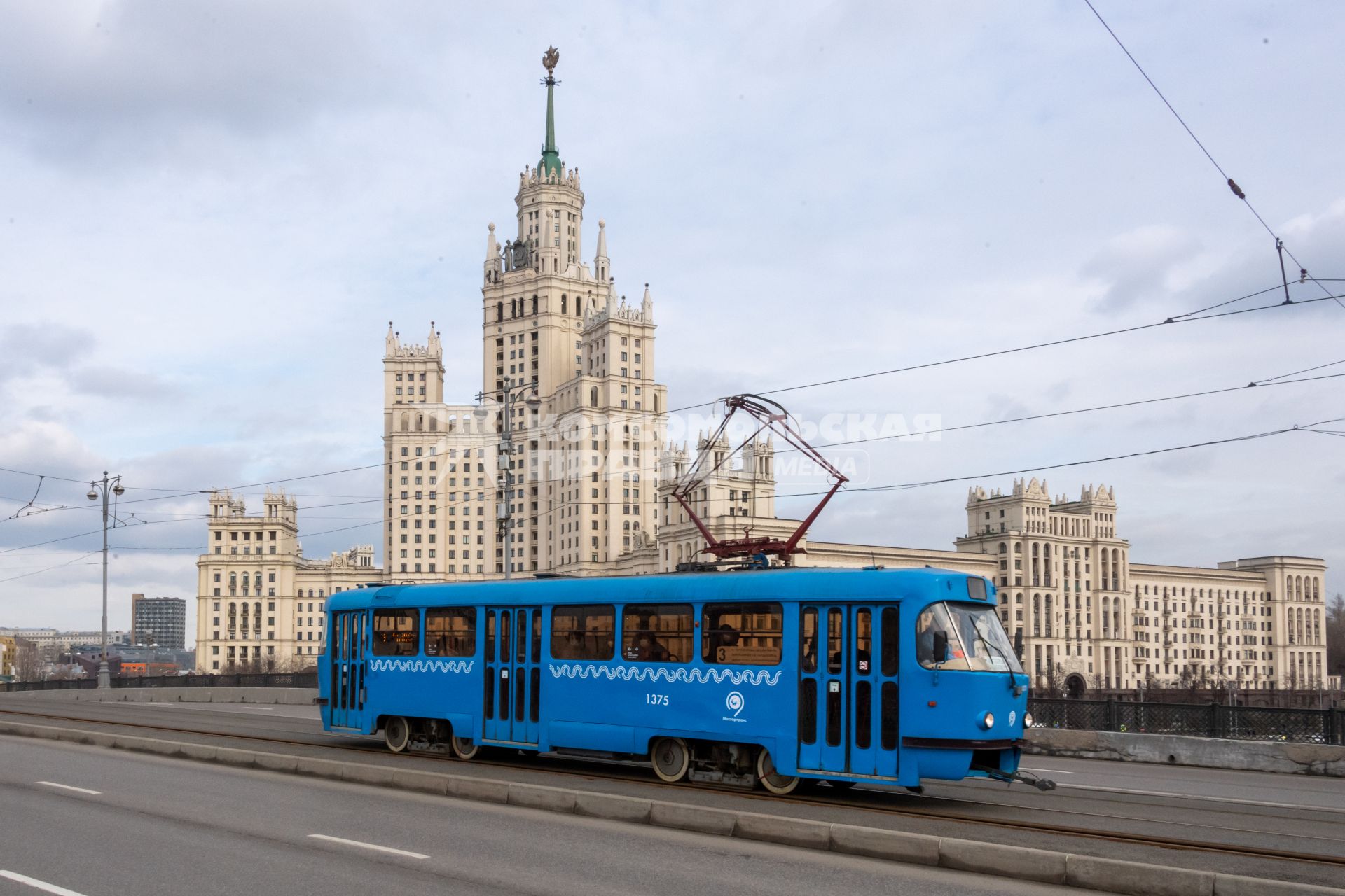 Москва. Трамвай на Большом Устьинском мосту.