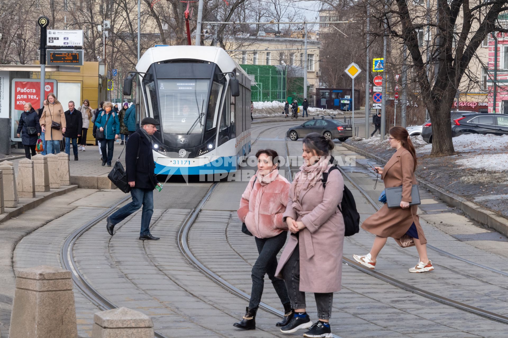 Москва.  Пешеходы у метро Новокузнецкая.