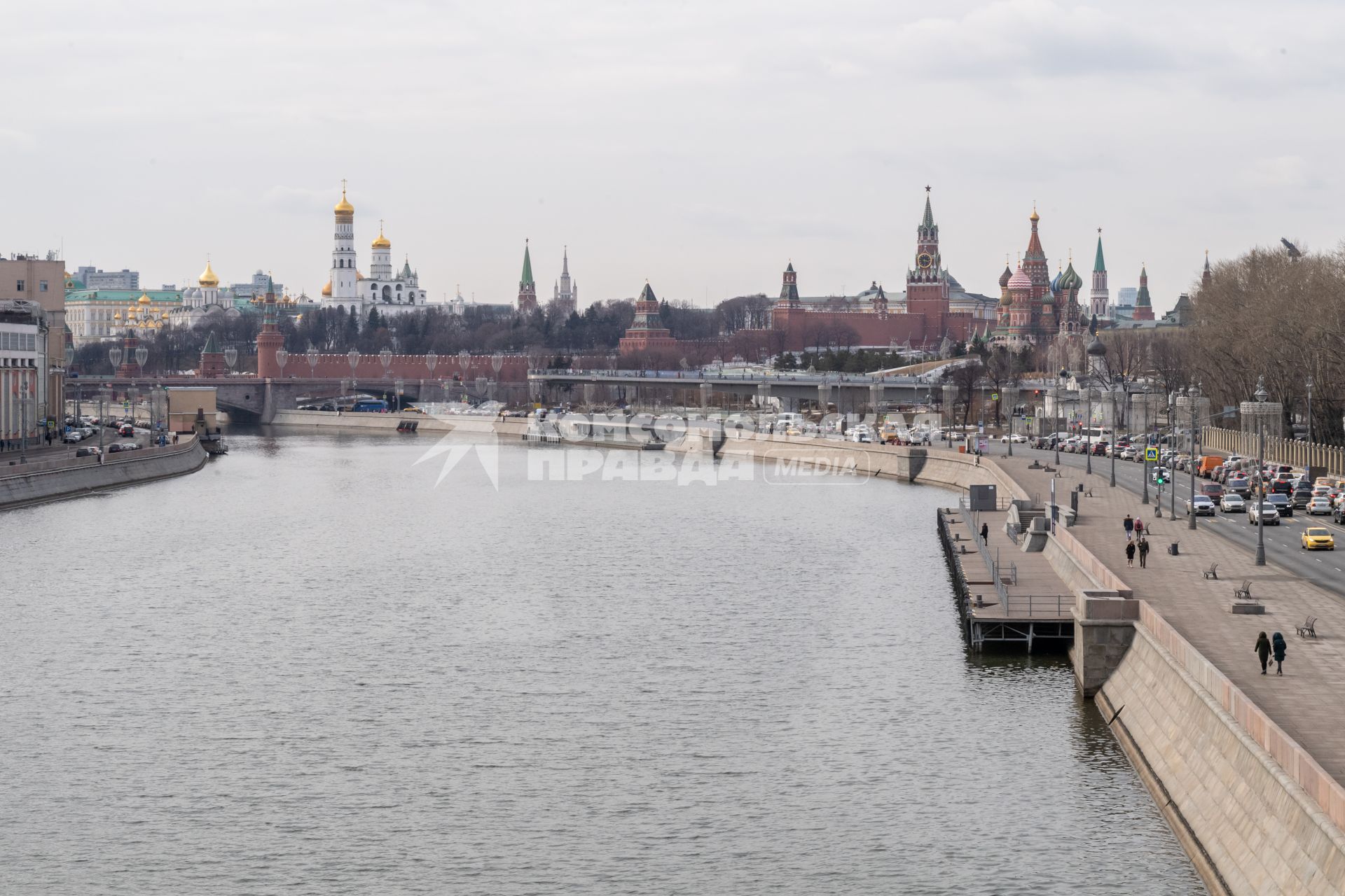 Москва.  Вид на Москворецкую набережную.