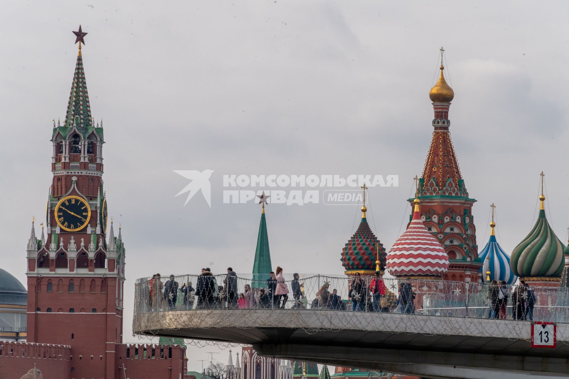 Москва.  Вид на Парящий мост парка Зарядье.