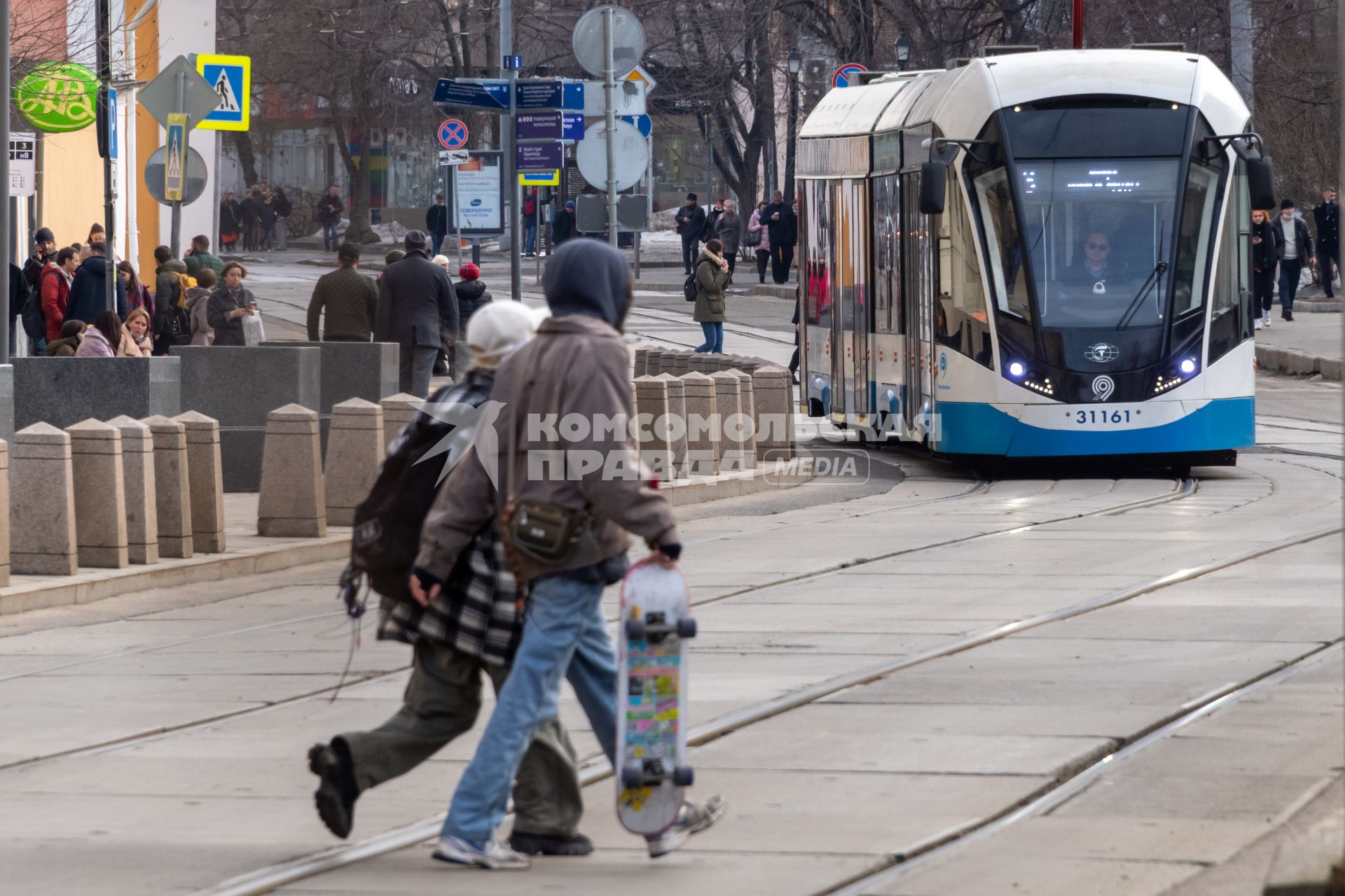 Москва.  Пешеходы у метро Новокузнецкая.