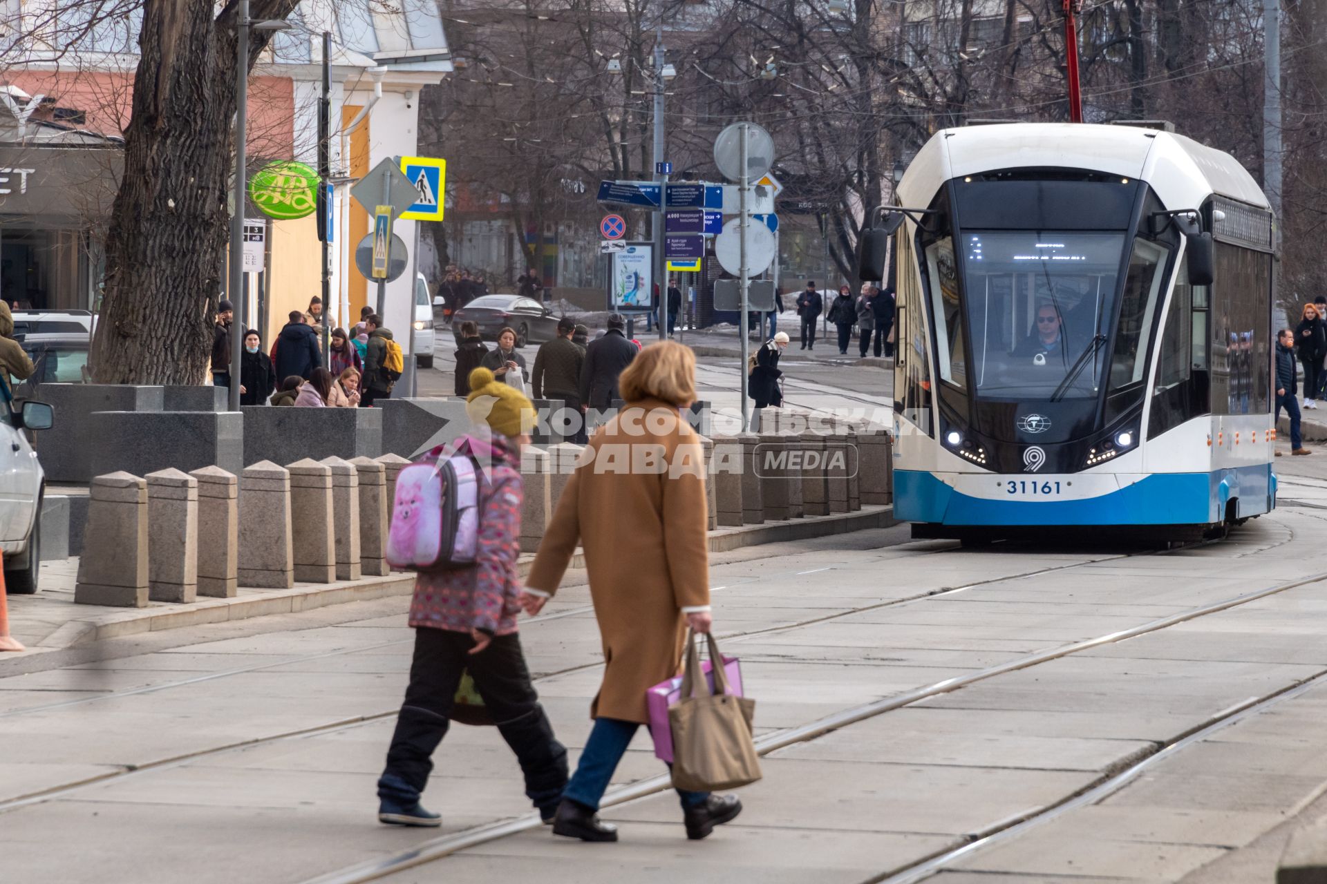 Москва.  Пешеходы у метро Новокузнецкая.