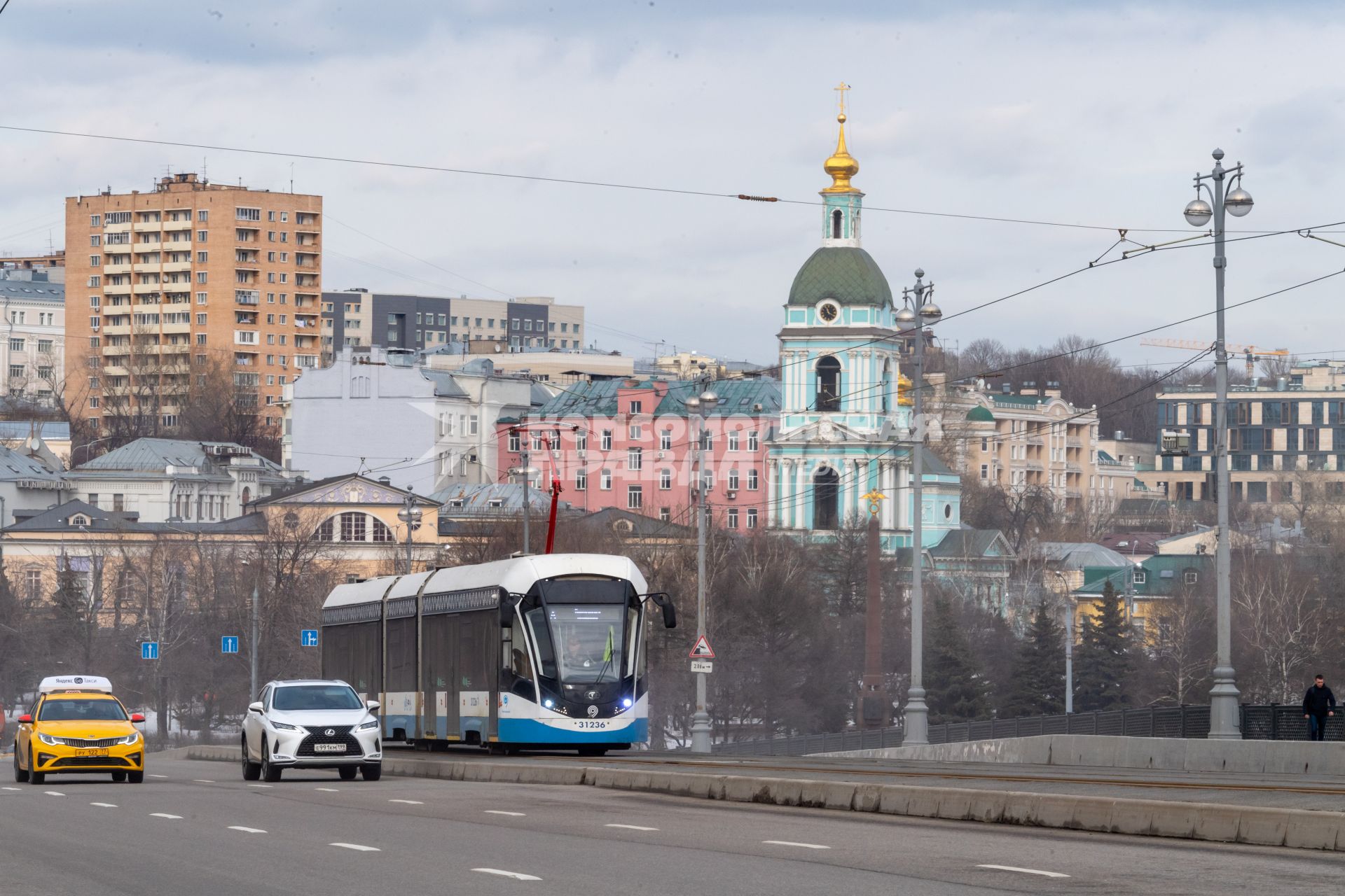 Москва.  Трамвай на Большом Устьинском мосту.