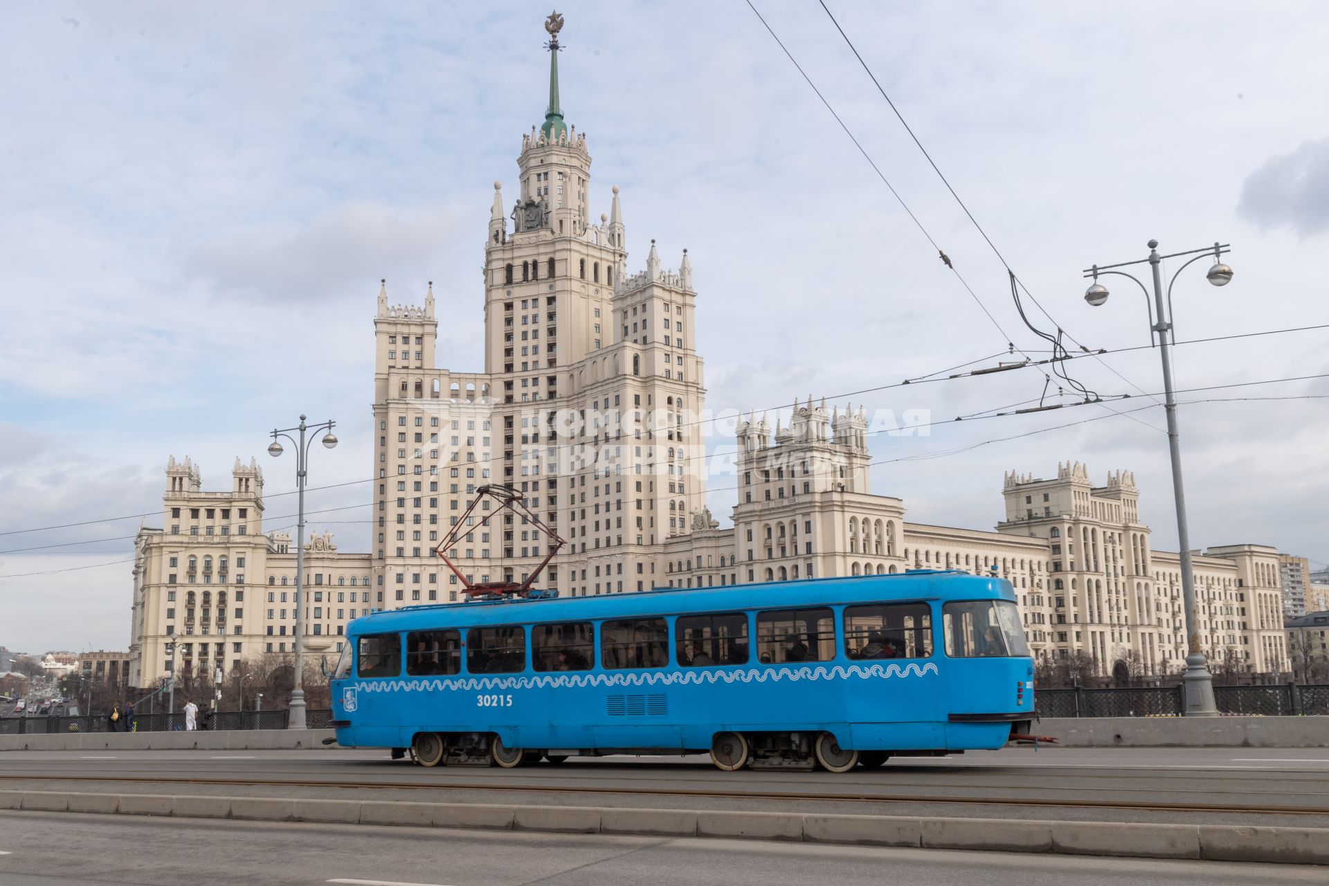 Москва. Трамвай на Большом Устьинском мосту.