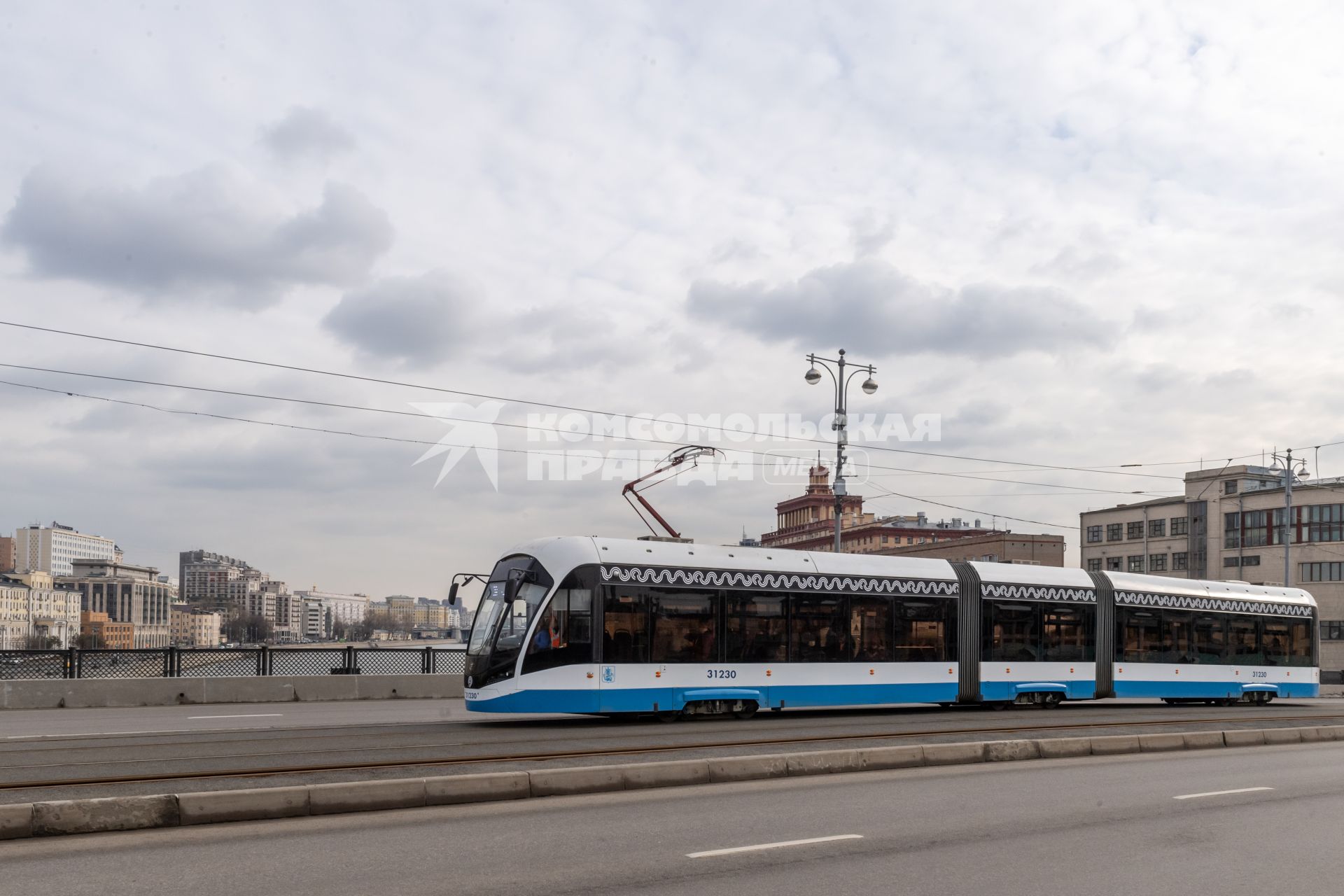 Москва.  Трамвай на Большом Устьинском мосту.