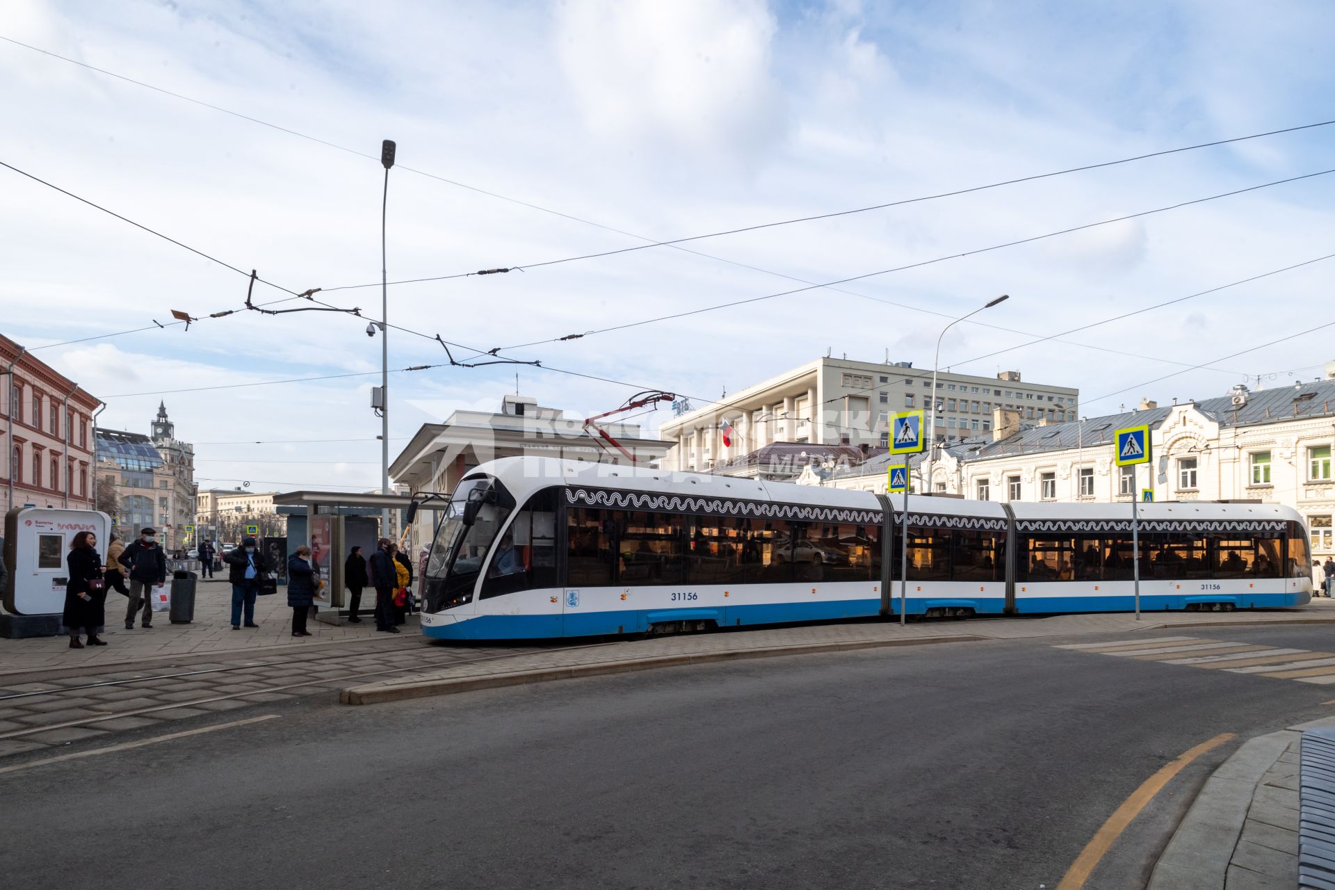 Москва.  Трамвай у  станции метро  Чистые пруды.