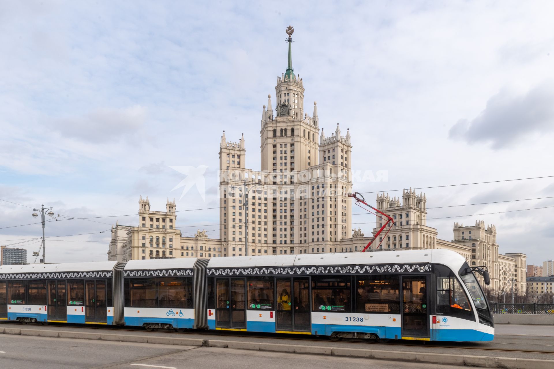 Москва. Трамвай на Большом Устьинском мосту.