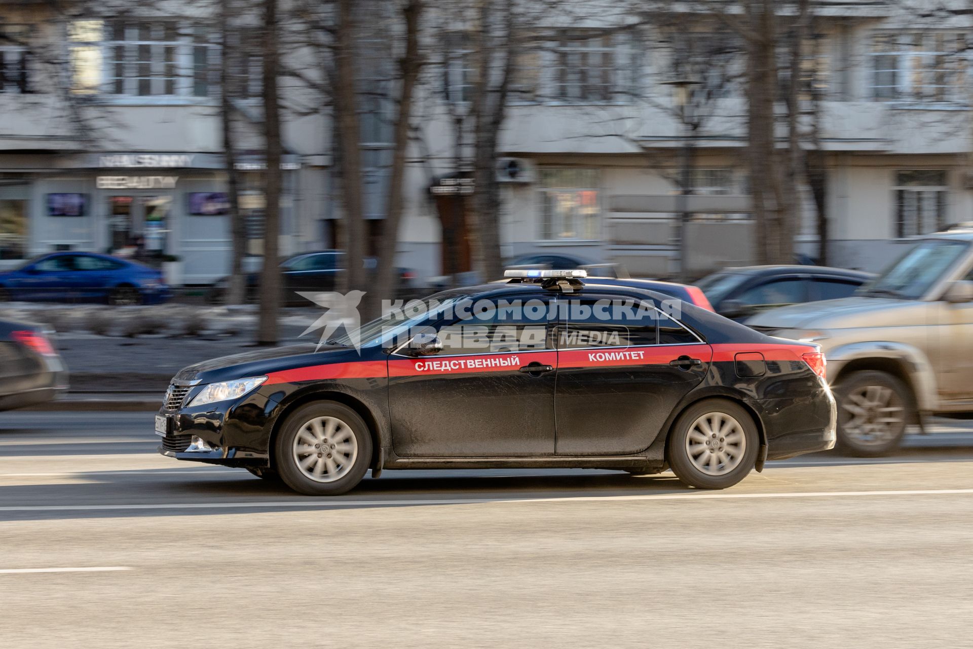 Москва. Служебный автомобиль Следственного Комитета РФ на улице города.