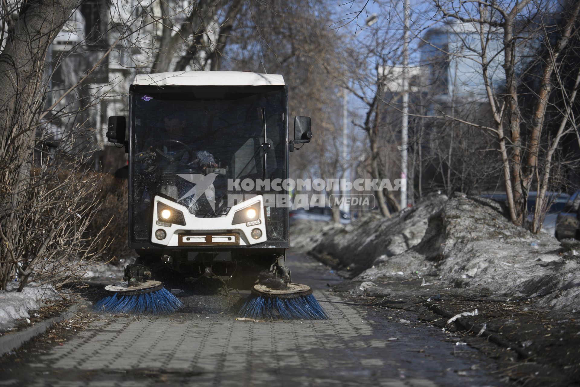 Екатеринбург. Вакуумно-уброчная машина во время весенней очистки улиц