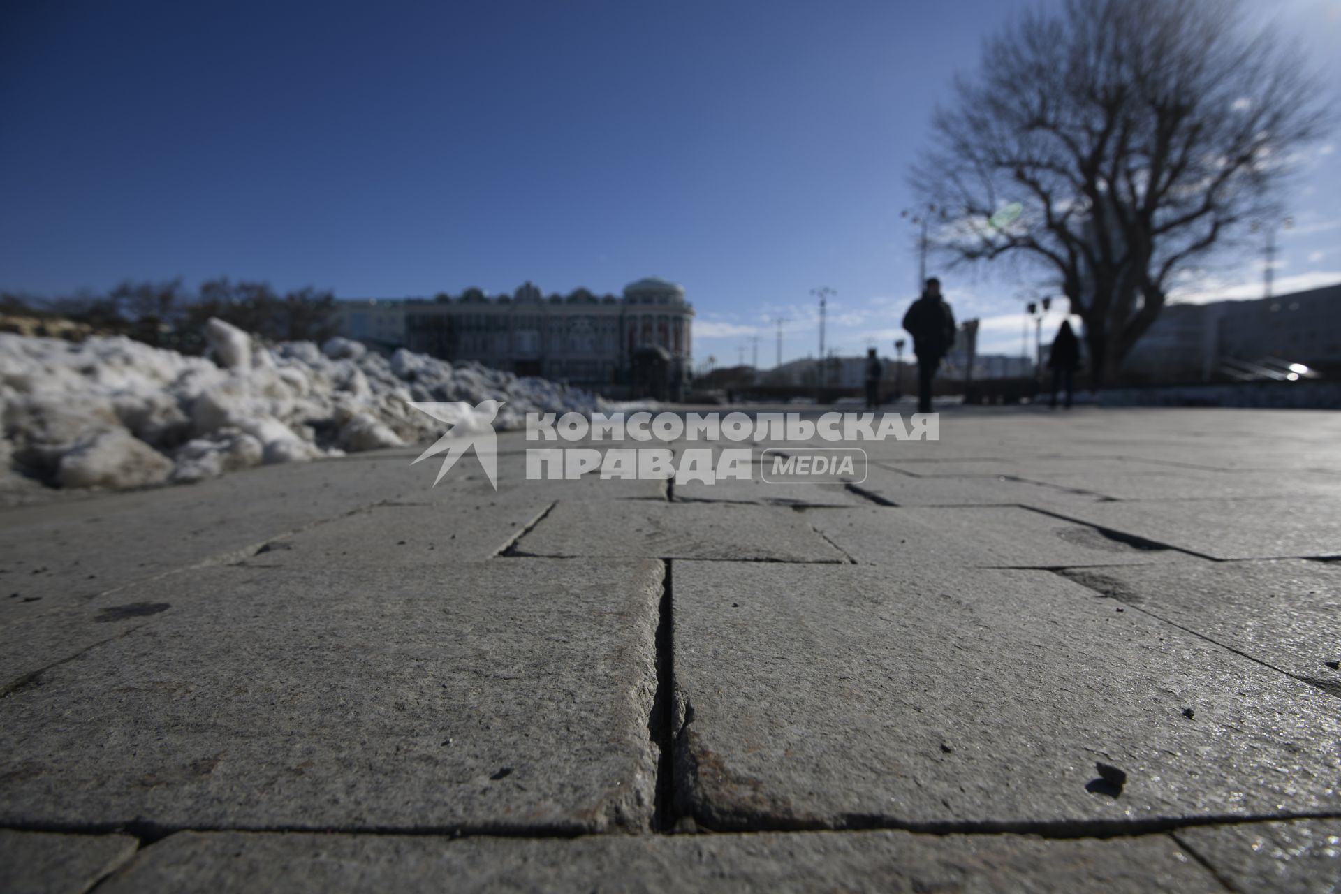 Екатеринбург. Гранитная плитка на набережной городского пруда после зимы