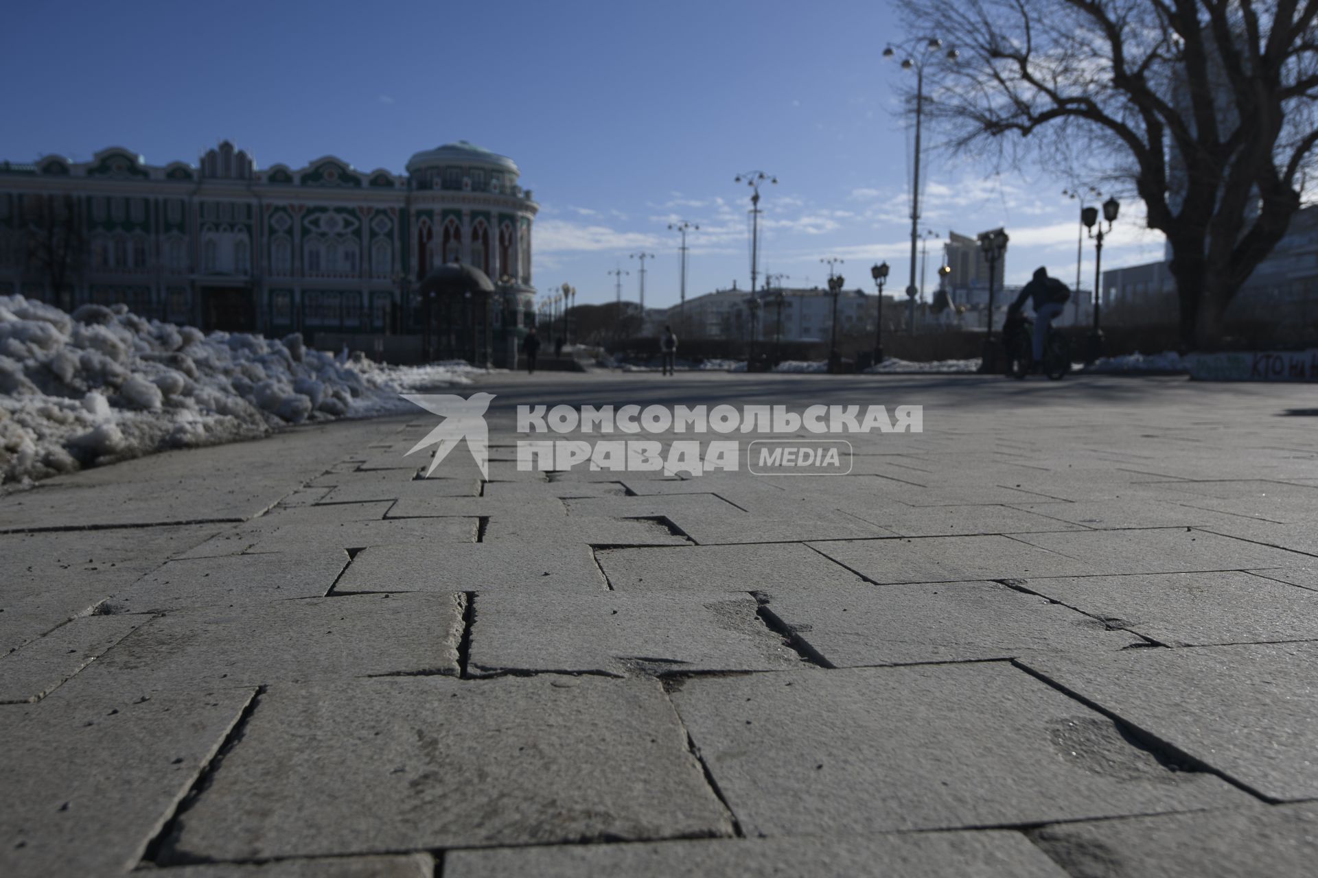 Екатеринбург. Гранитная плитка на набережной городского пруда после зимы