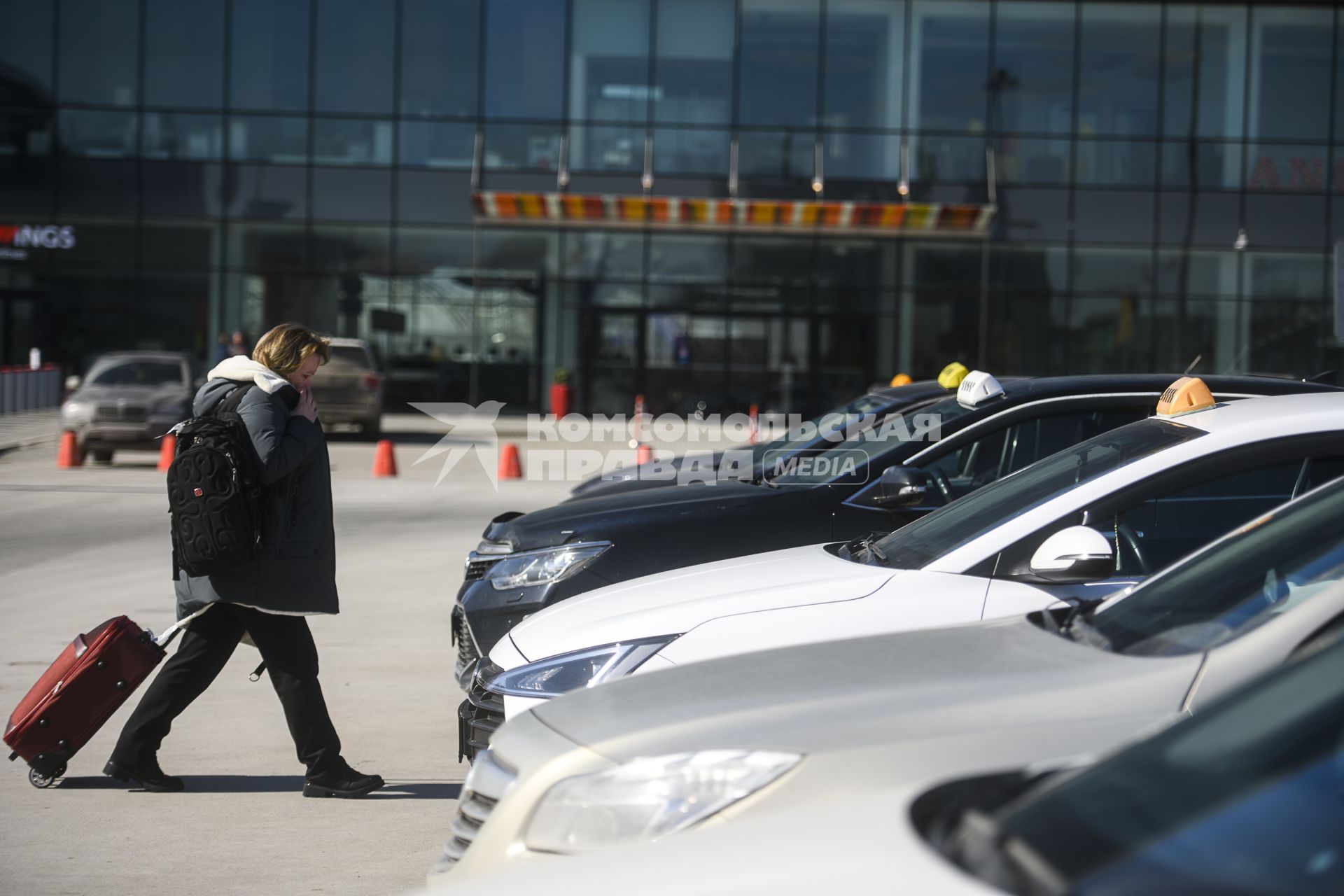Екатеринбург. Женщина с чемоданом на парковке такси у аэропорта \'Кольцово\'\'