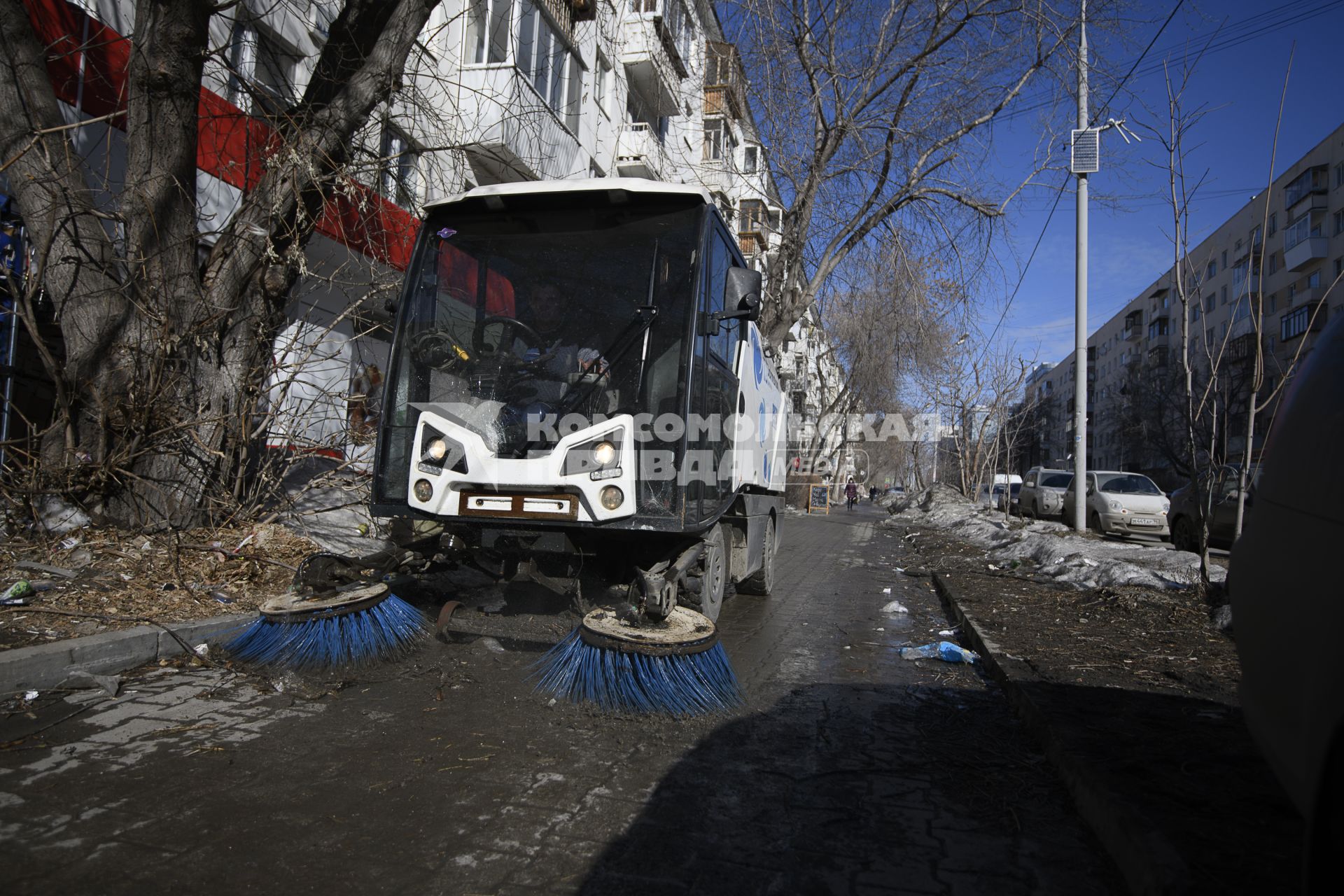 Екатеринбург. Вакуумно-уброчная машина во время весенней очистки улиц