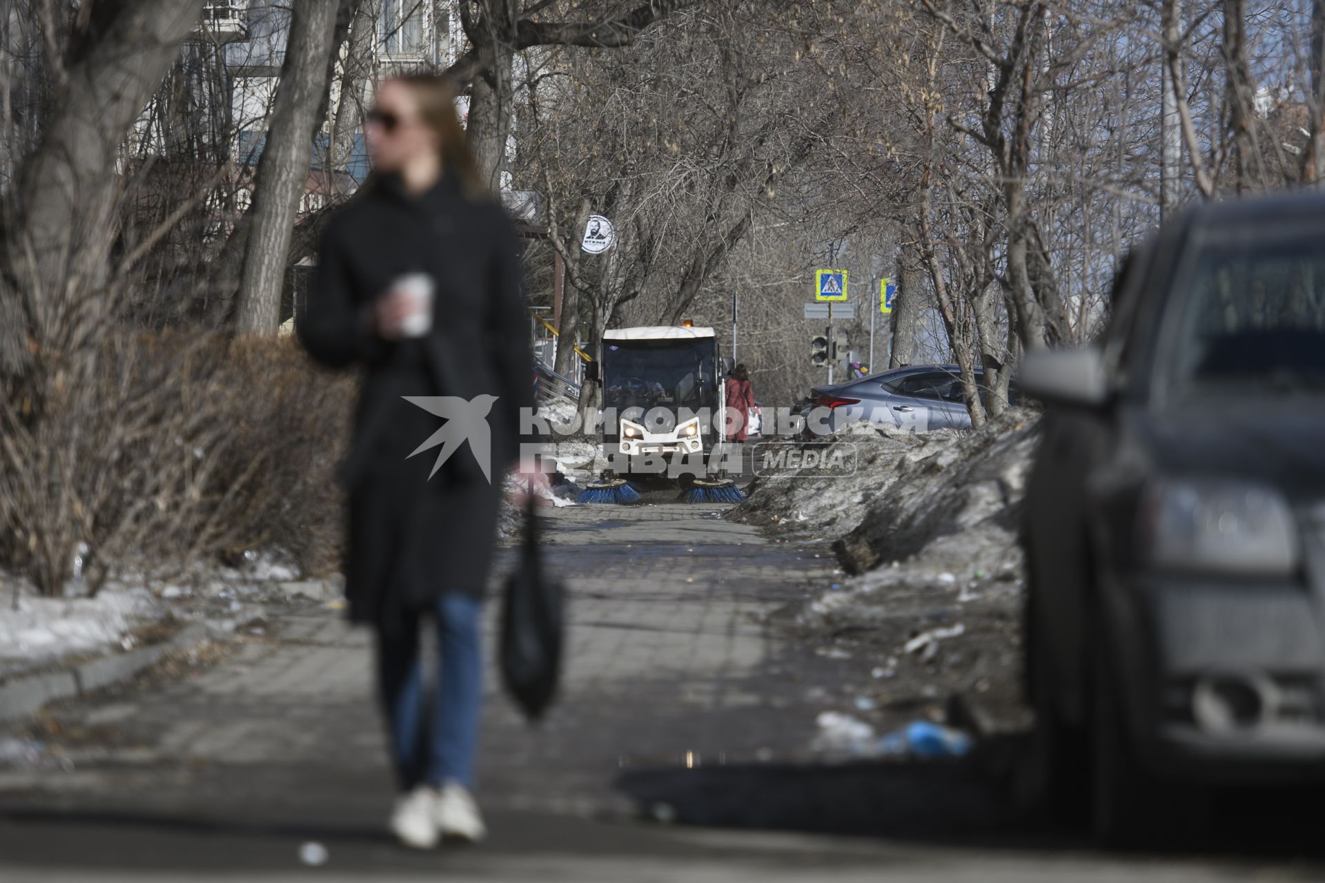 Екатеринбург. Вакуумно-уброчная машина во время весенней очистки улиц