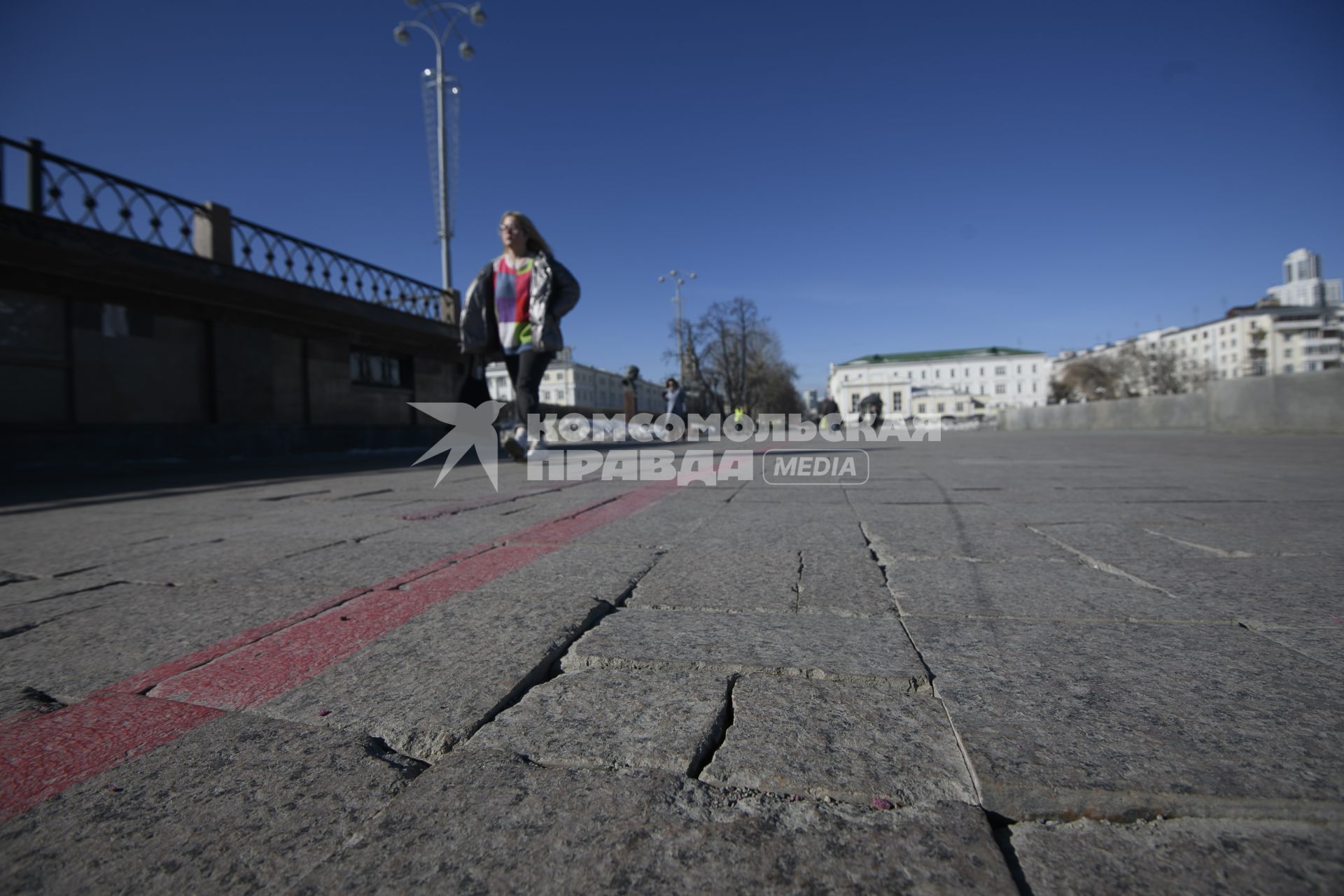 Екатеринбург. Гранитная плитка на набережной городского пруда после зимы