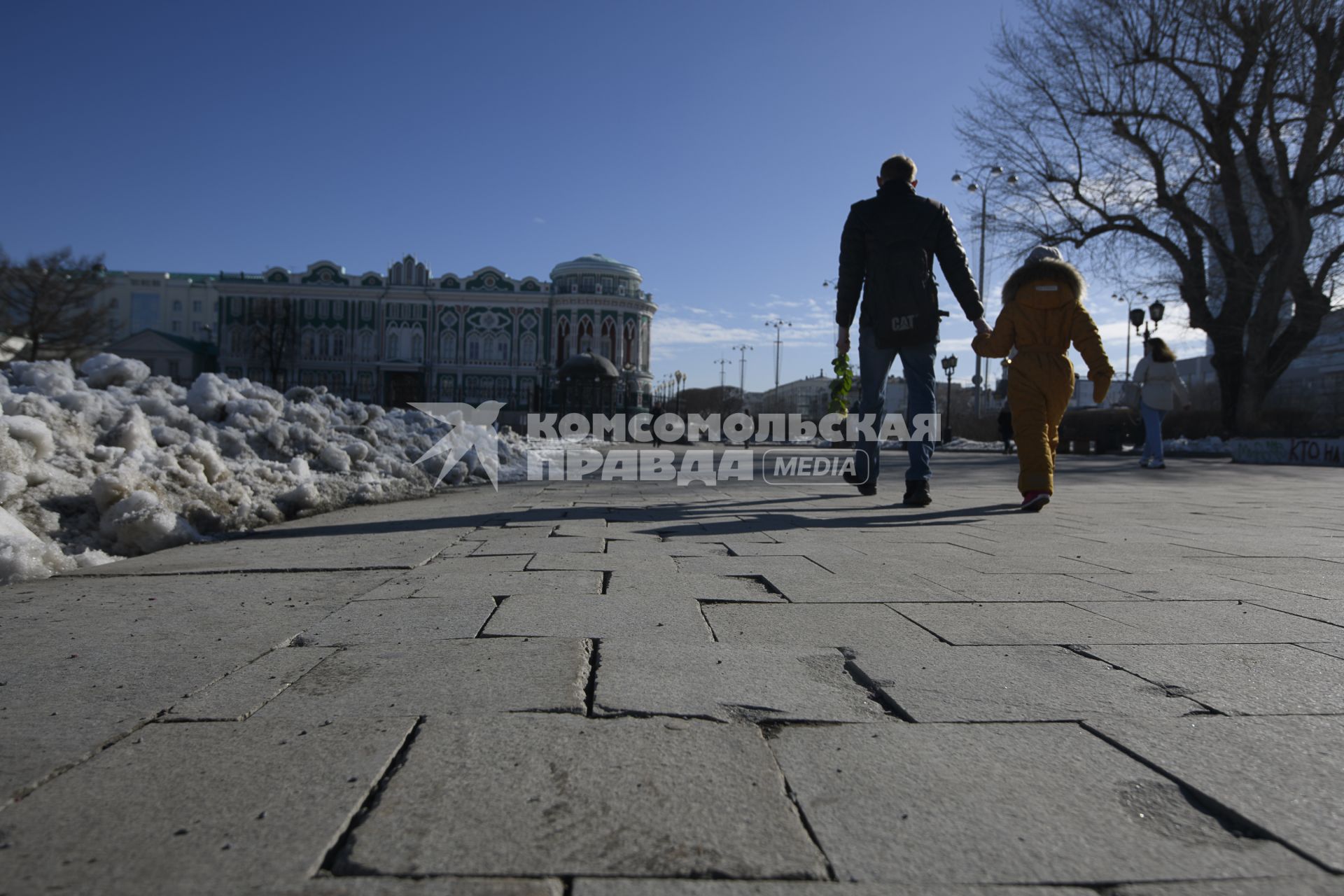 Екатеринбург. Гранитная плитка на набережной городского пруда после зимы