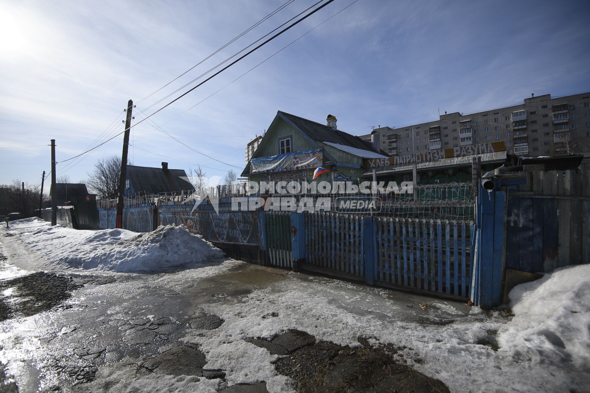 Екатеринбург. Дом пенсионера, свободного художника Владимира Седакова, по прозвищу \'Спартак\'