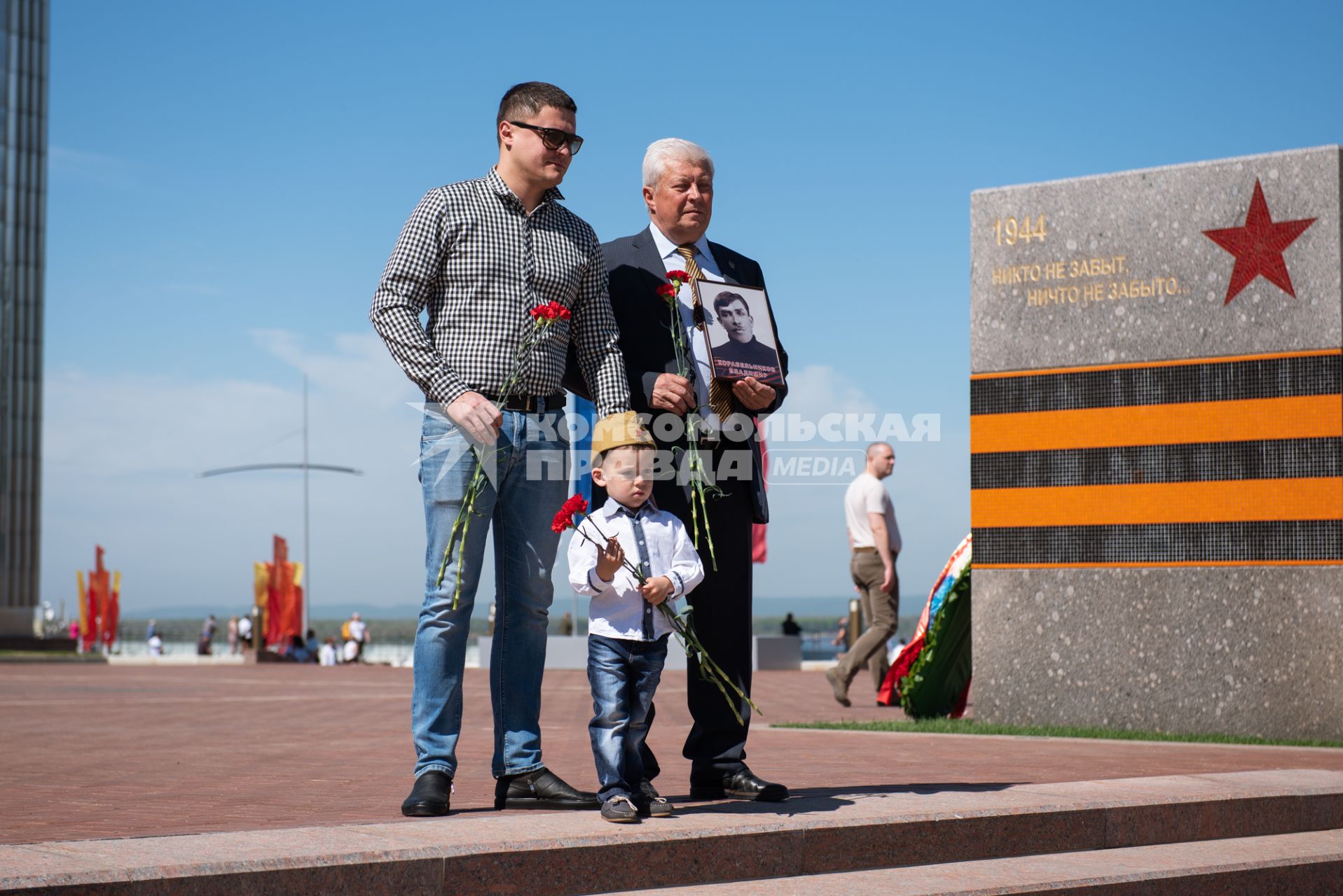 Самара. Жители города у мемориала защитникам Отечества во время празднования 75-й годовщины Победы в Великой Отечественной войне.