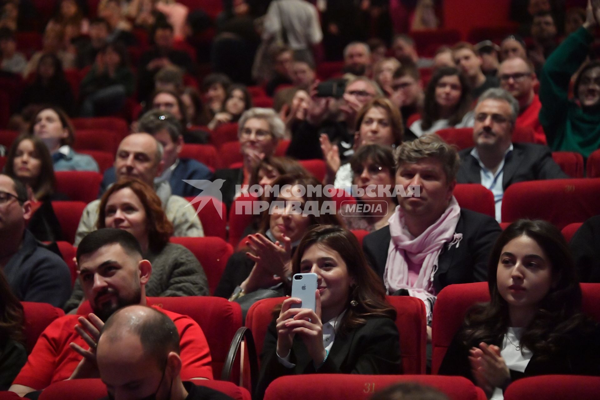 Москва. Зрители в зале на премьере фильма `Уроки фарси` в кинотеатре `Каро 11 Октябрь`.