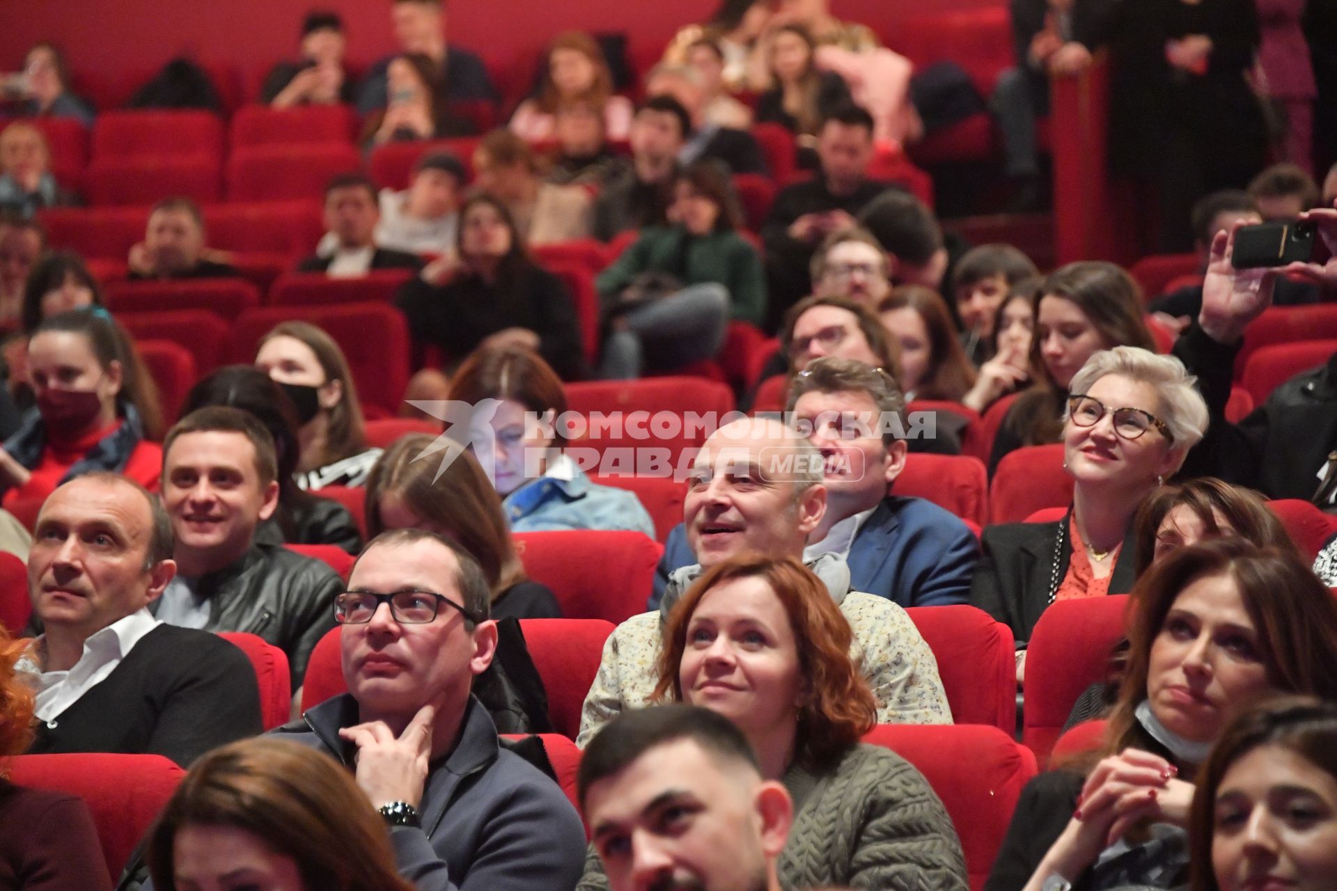 Москва. Зрители в зале на премьере фильма `Уроки фарси` в кинотеатре `Каро 11 Октябрь`.