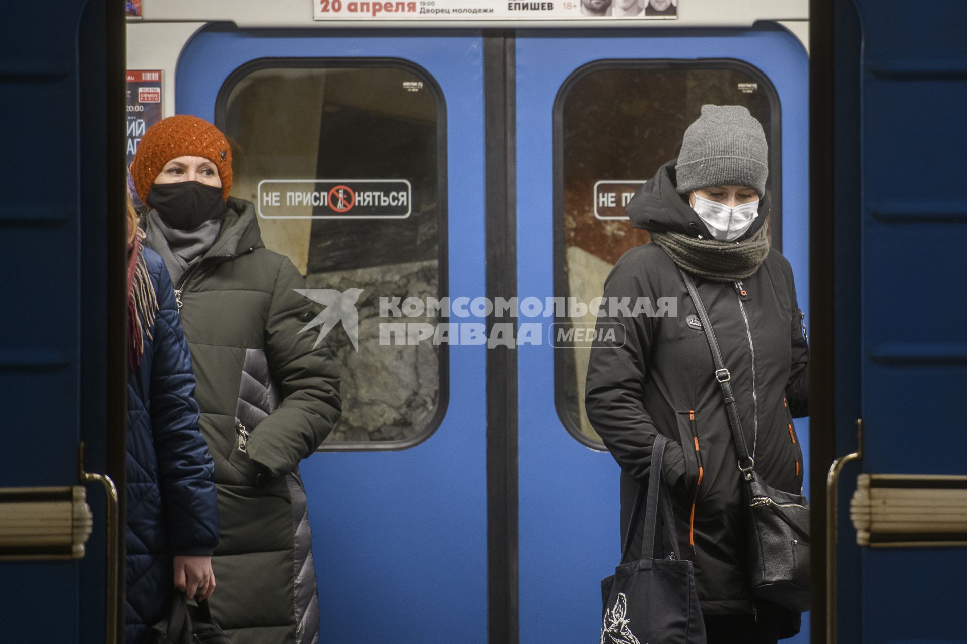 Екатеринбург. Пассажиры в метро