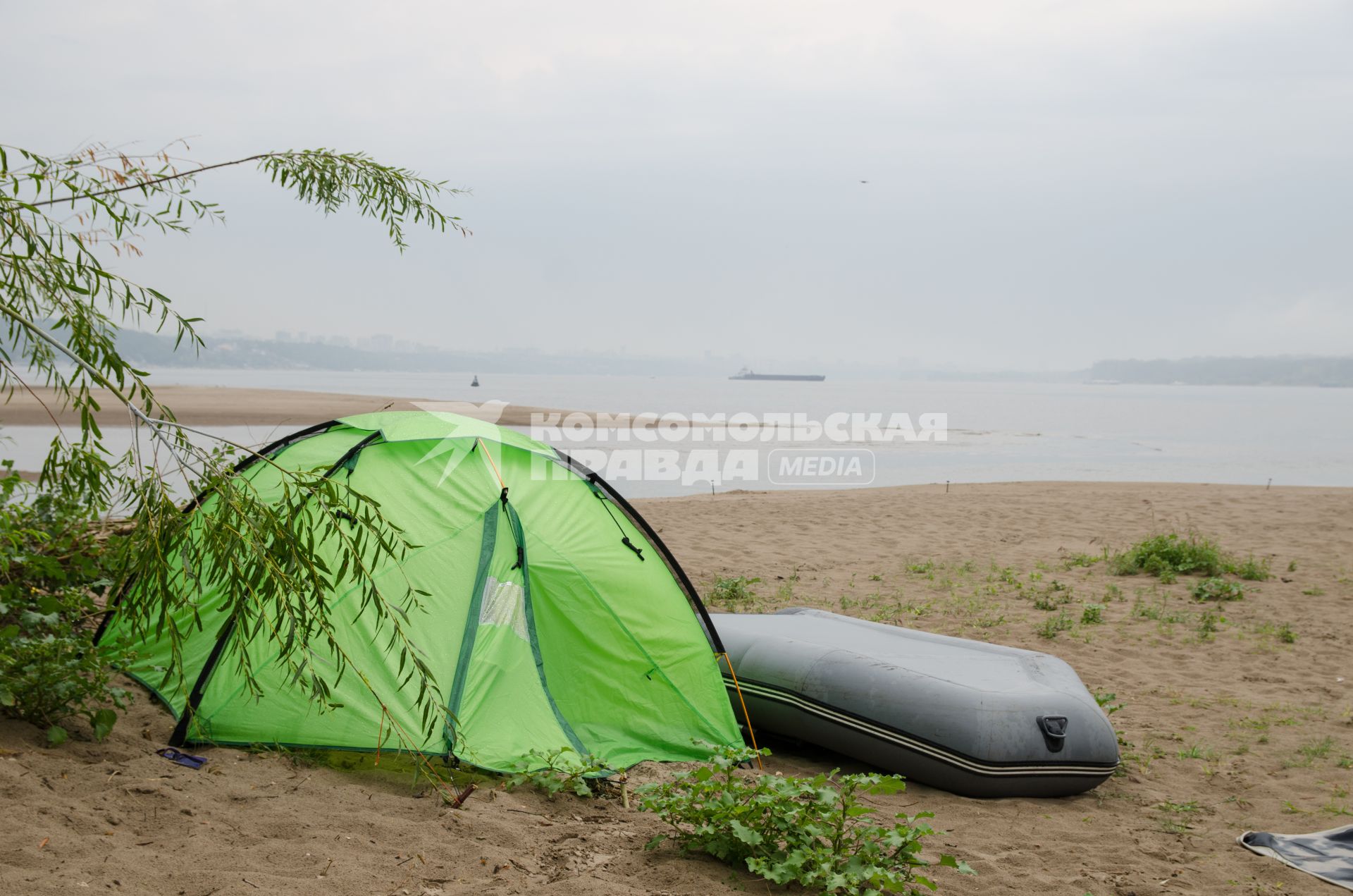 Самарская область. Палатка с лодкой на берегу реки Волги.