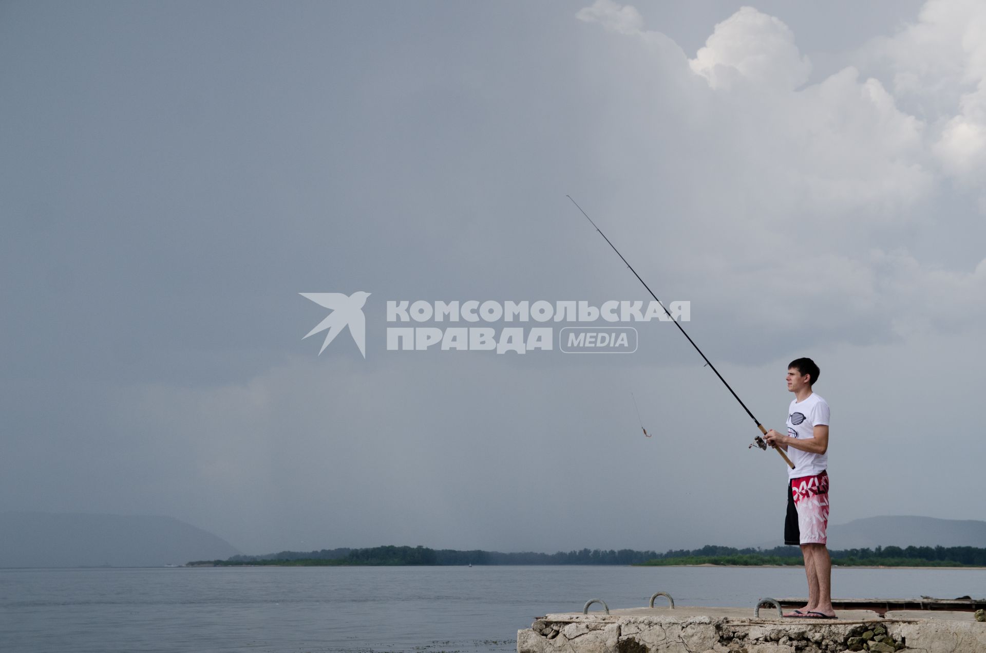 Самарская область. Мужчина ловит рыбу на берегу реки Волги.