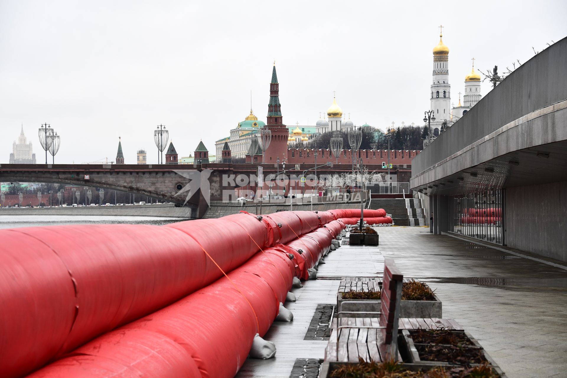 Москва. Установка барьеров из водоналивных бонов на время весеннего паводка у парка `Зарядье`.