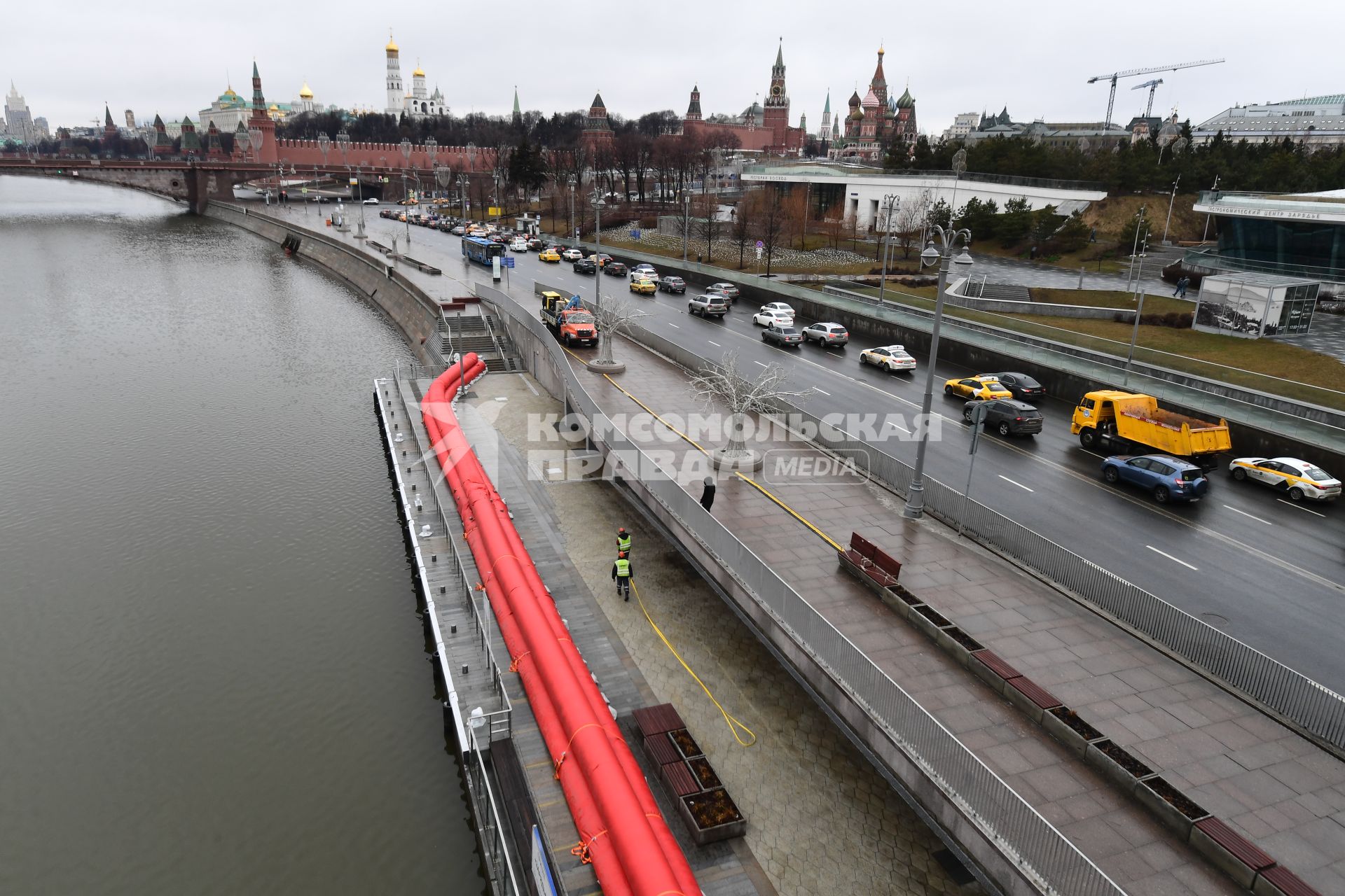 Москва. Установка барьеров из водоналивных бонов на время весеннего паводка у парка `Зарядье`.