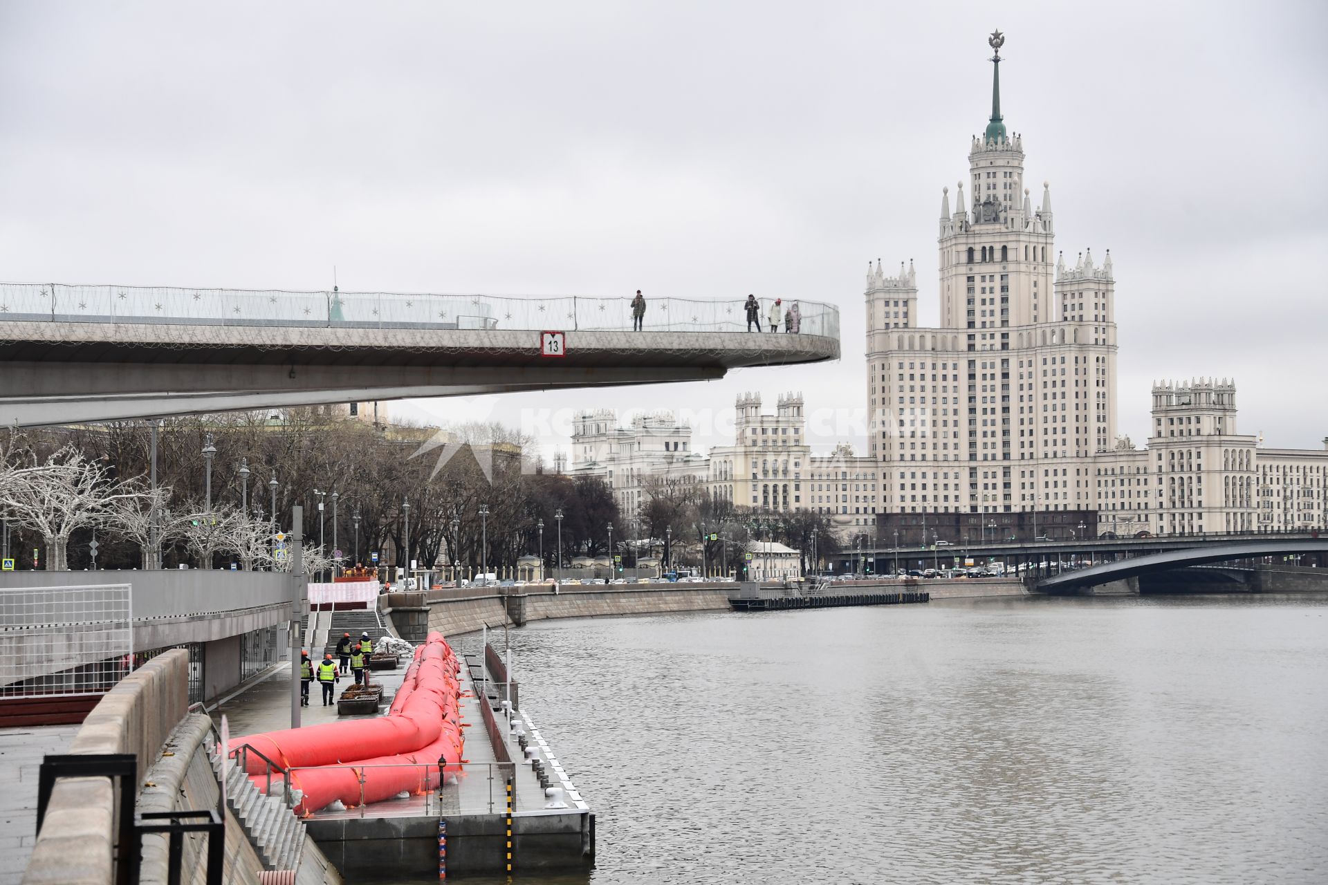 Москва. Установка барьеров из водоналивных бонов на время весеннего паводка у парка `Зарядье`.