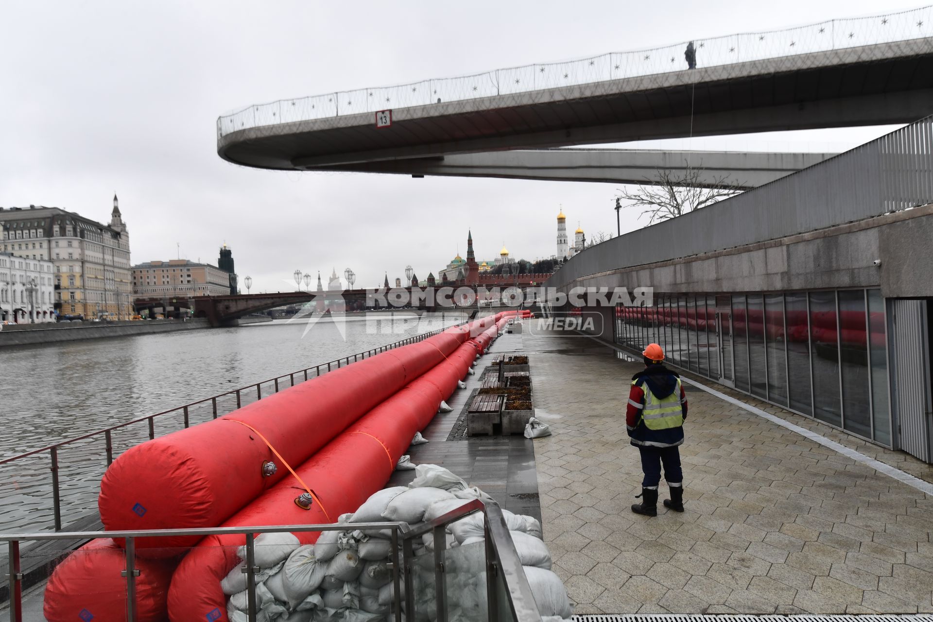 Москва. Сотрудники `Гормоста` устанавливают барьеры из водоналивных бонов на время весеннего паводка у парка `Зарядье`.