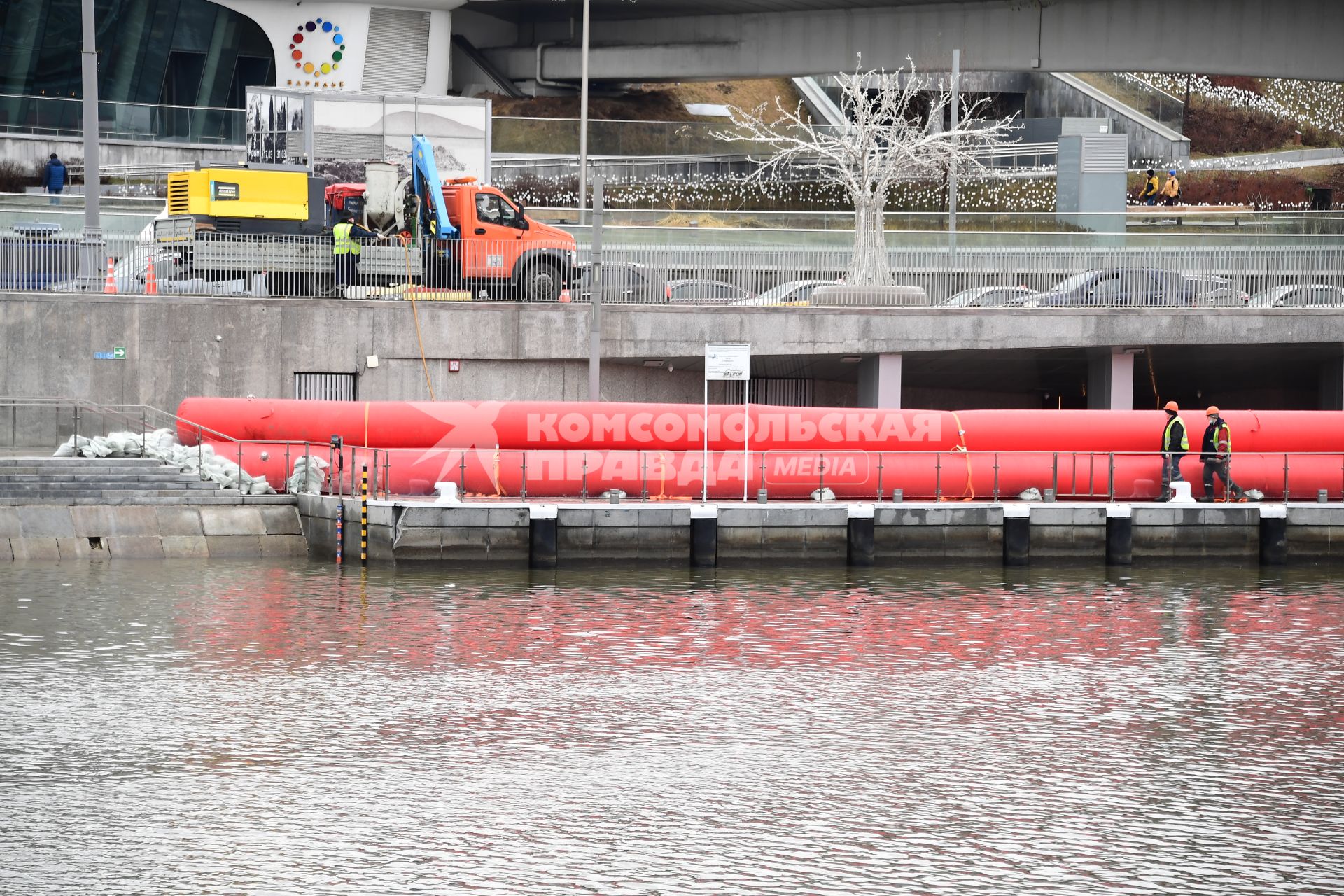 Москва. Сотрудники `Гормоста` устанавливают барьеры из водоналивных бонов на время весеннего паводка у парка `Зарядье`.