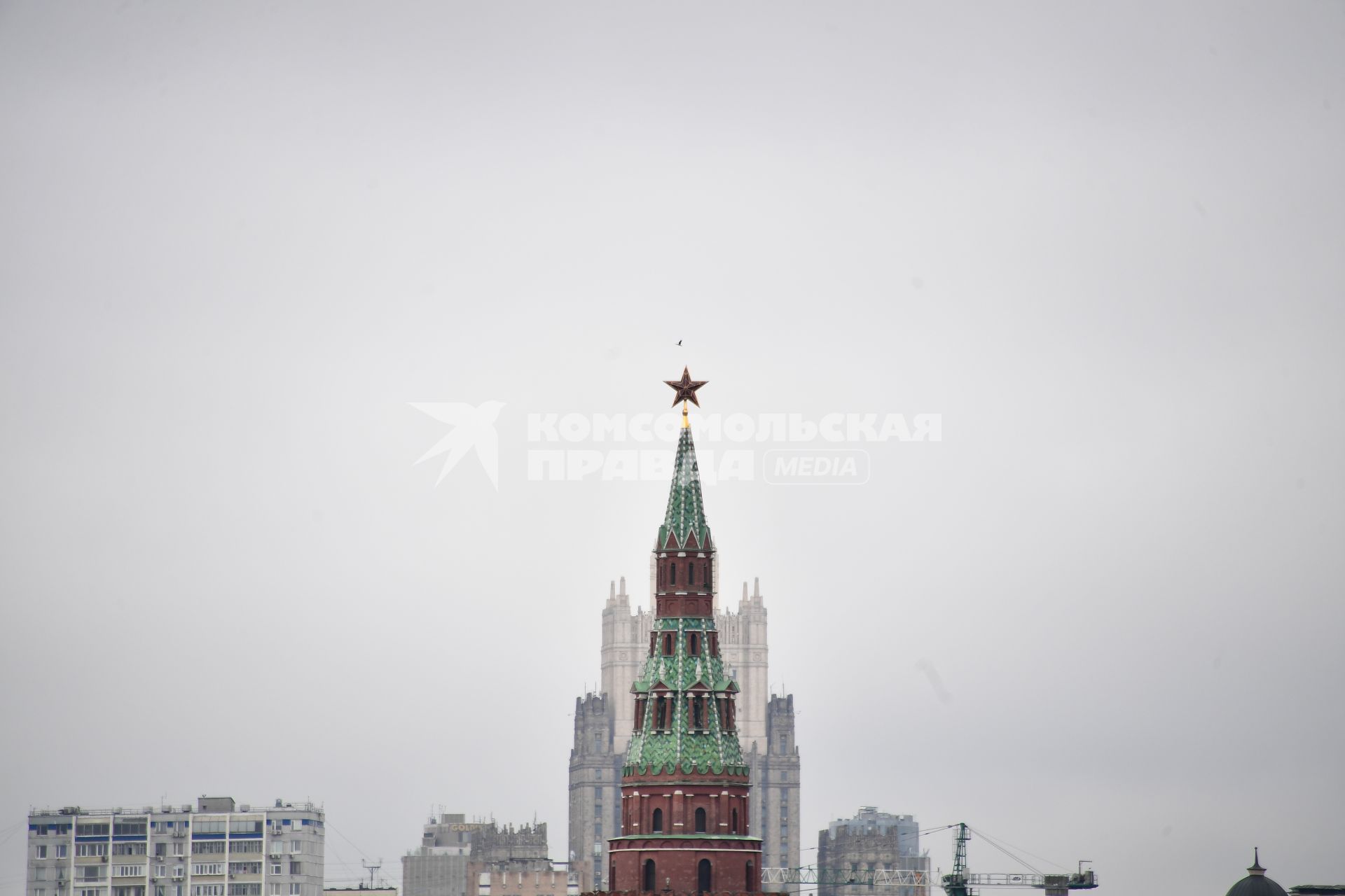 Москва. Водовзводная башня Московского Кремля и здание Министерства иностранных дел РФ (на втором плане).