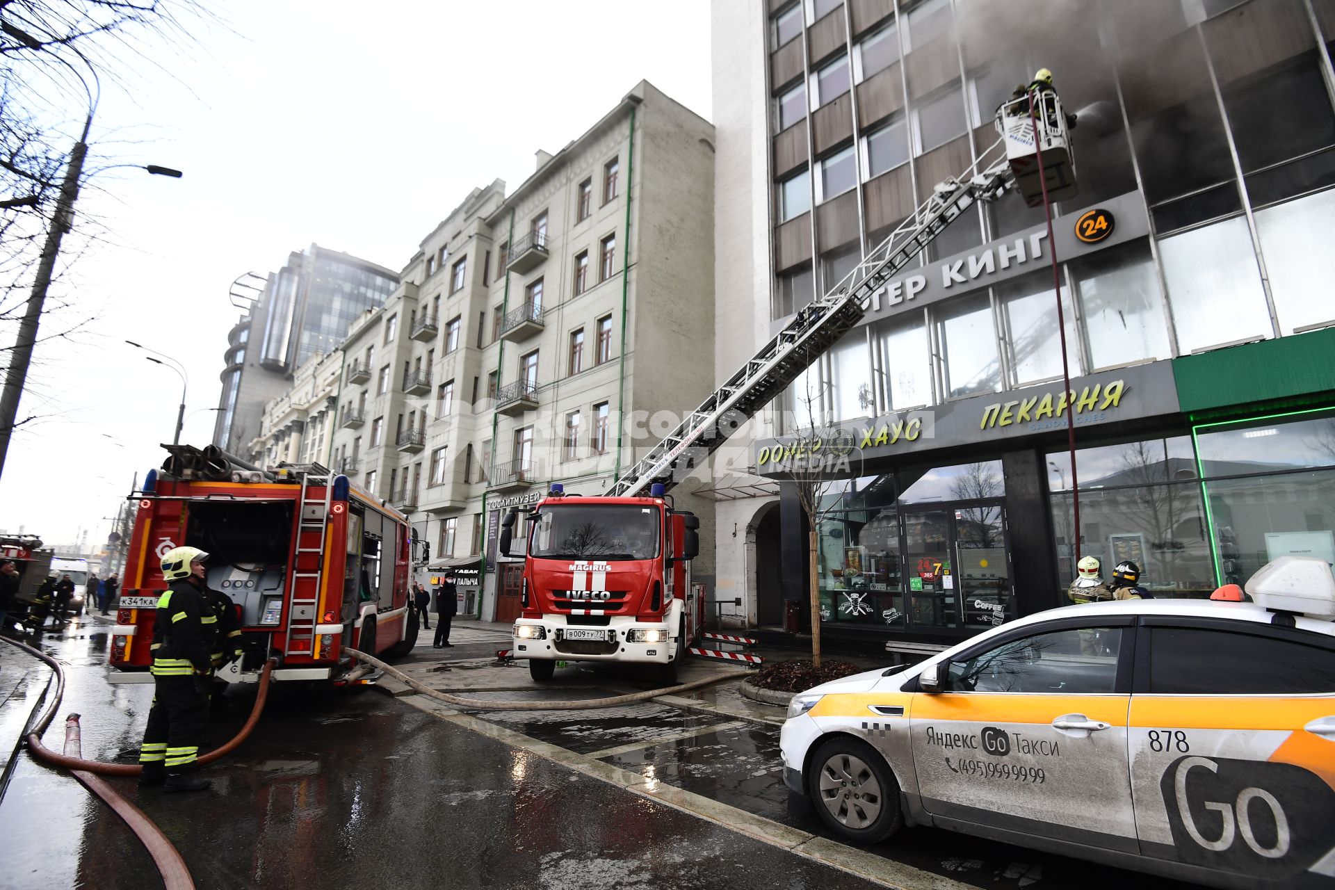 Москва. Сотрудники МЧС тушат пожар в офисном здании на Зубовском бульваре.