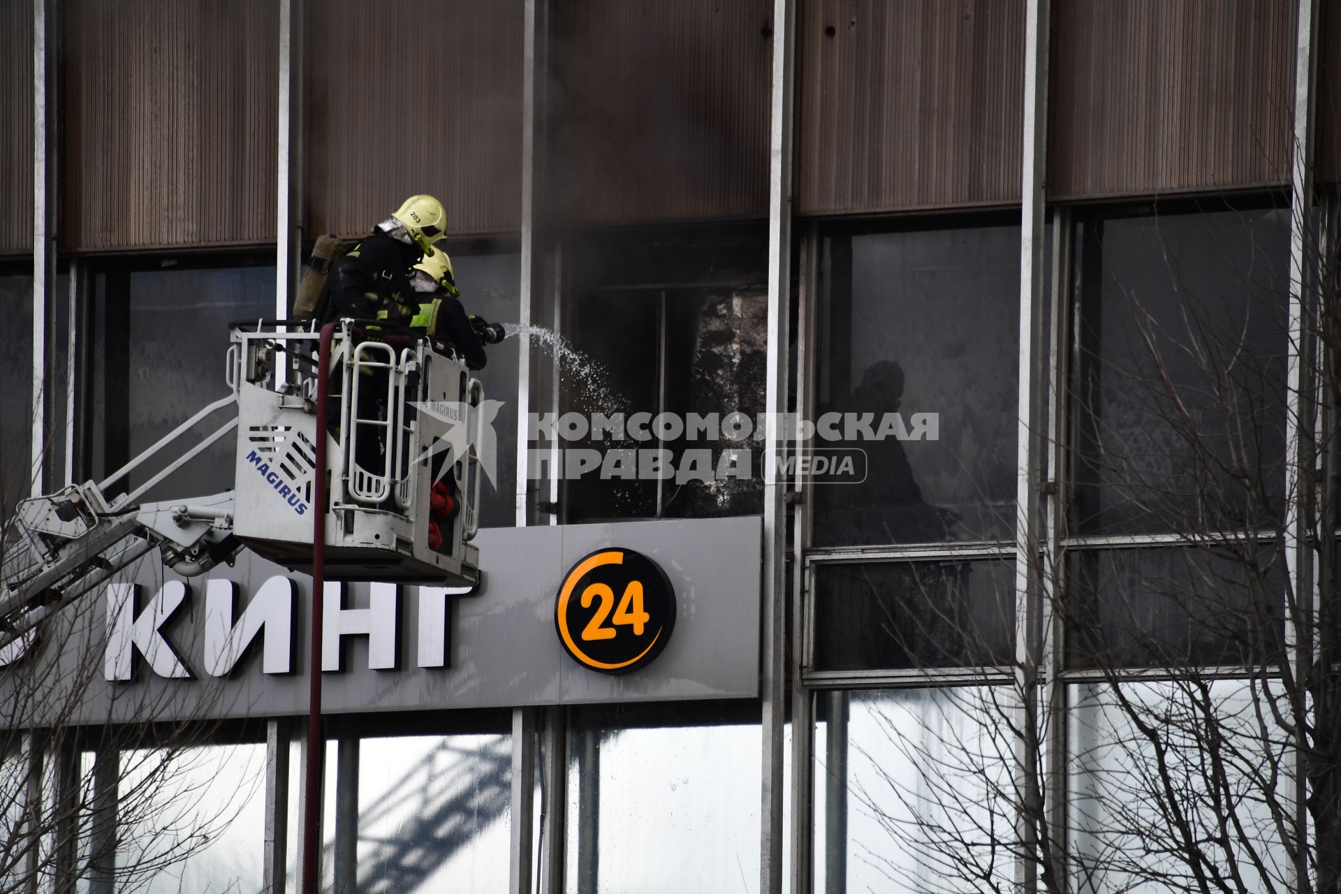 Москва. Сотрудники МЧС тушат пожар в офисном здании на Зубовском бульваре.