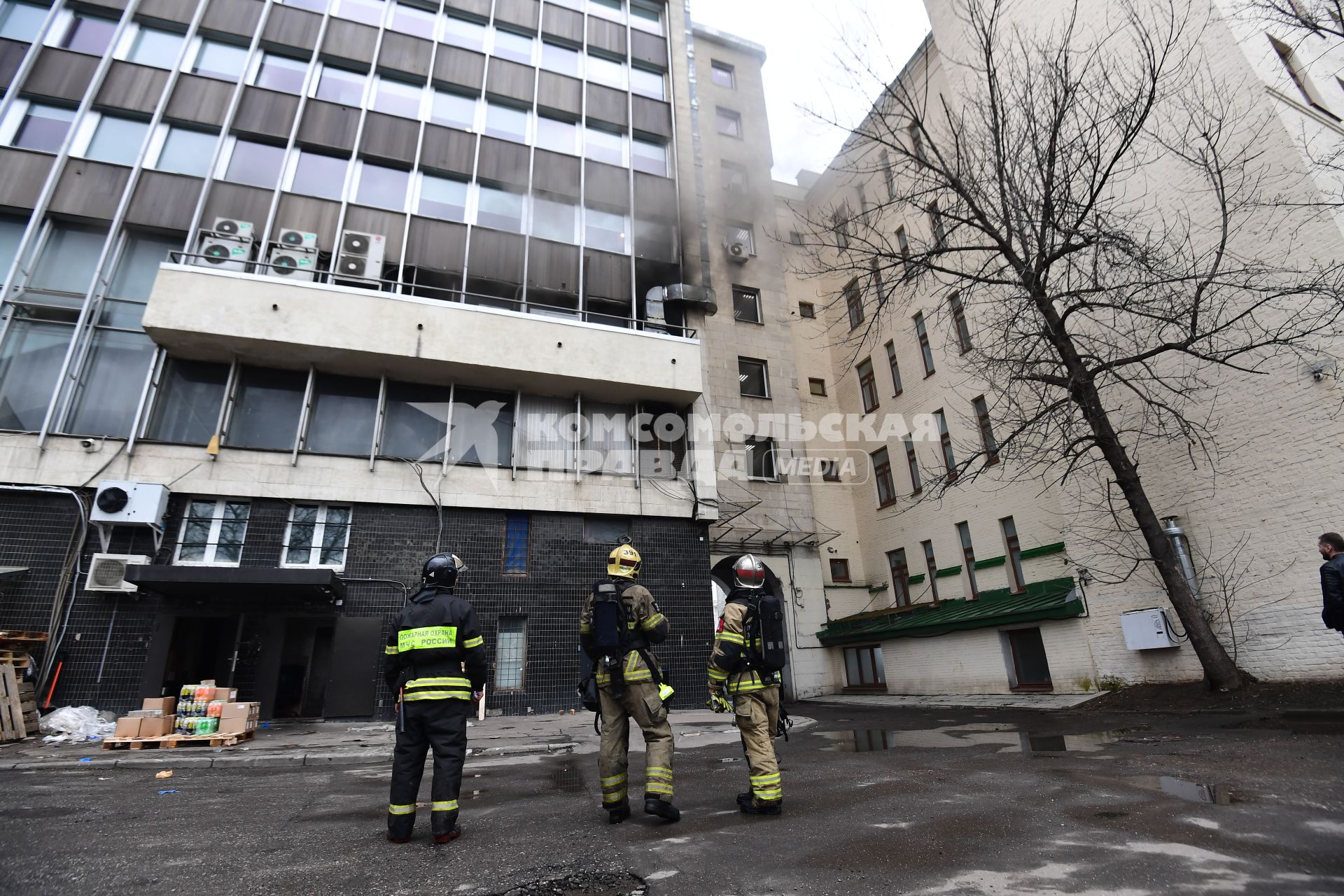 Москва. Сотрудники МЧС тушат пожар в офисном здании на Зубовском бульваре.