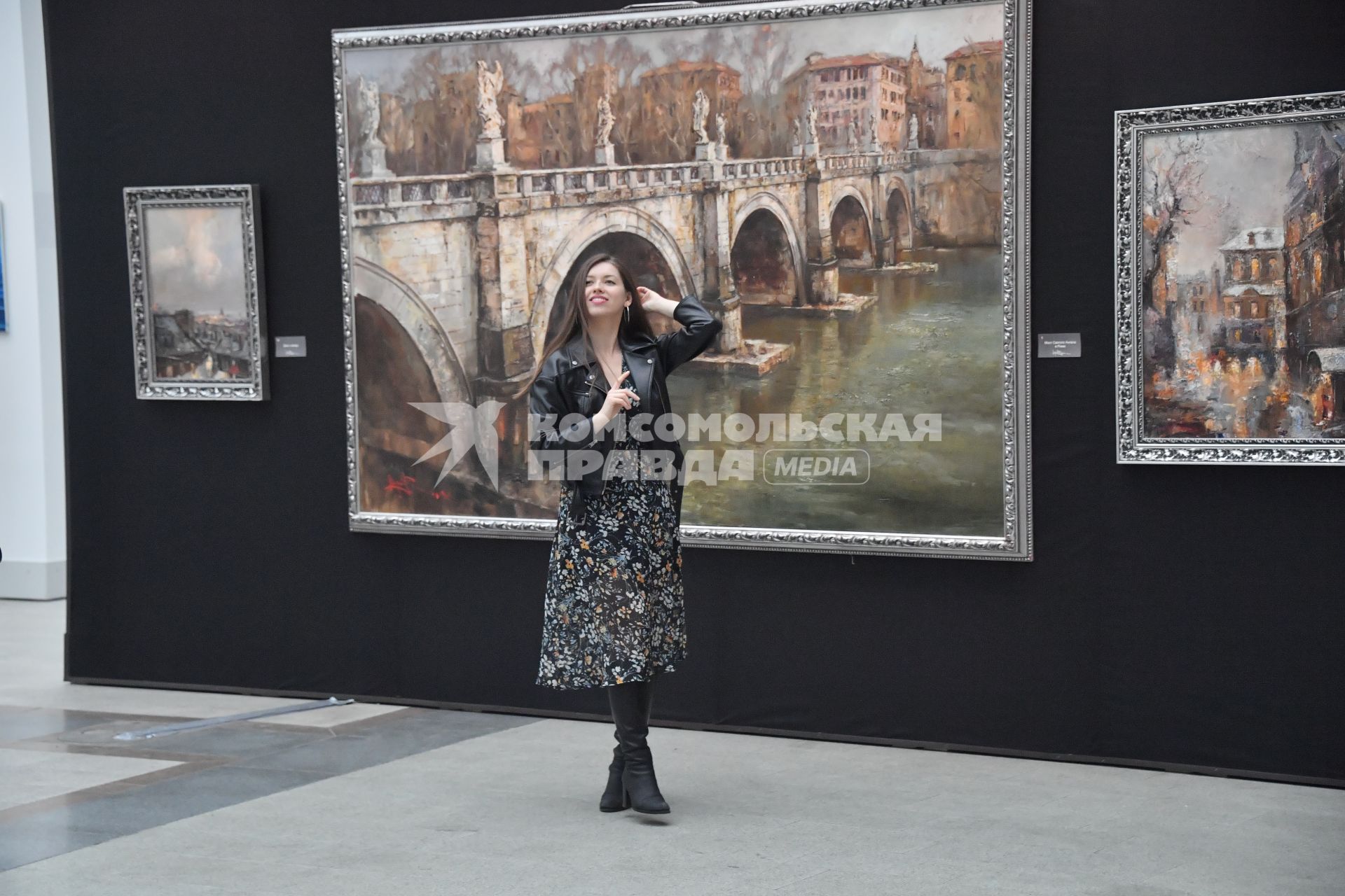 Москва.   Посетители на открытии ярмарки современного искусства и арт-форума Art Russia Fair.