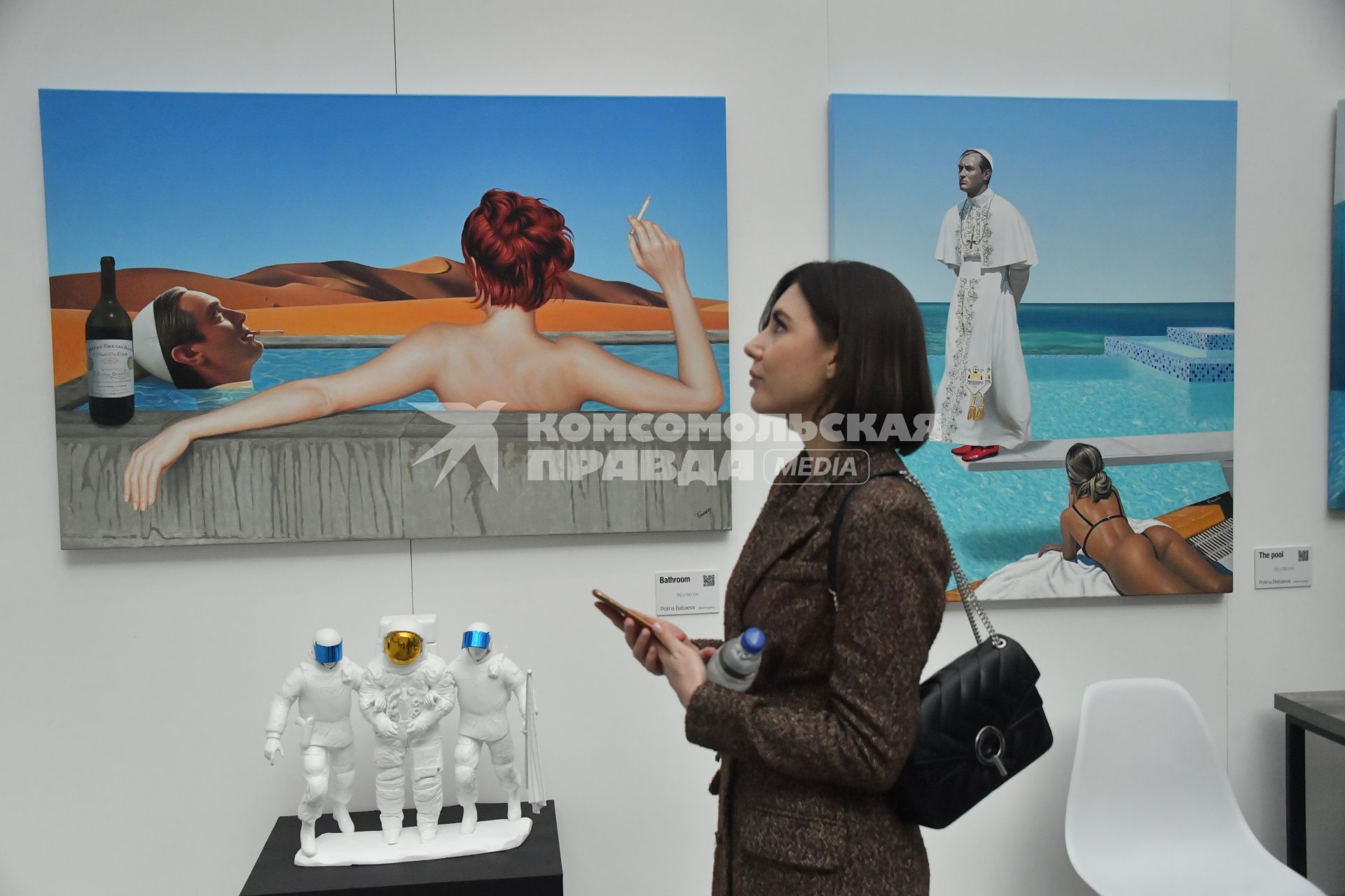 Москва.   Посетители на открытии ярмарки современного искусства и арт-форума Art Russia Fair.